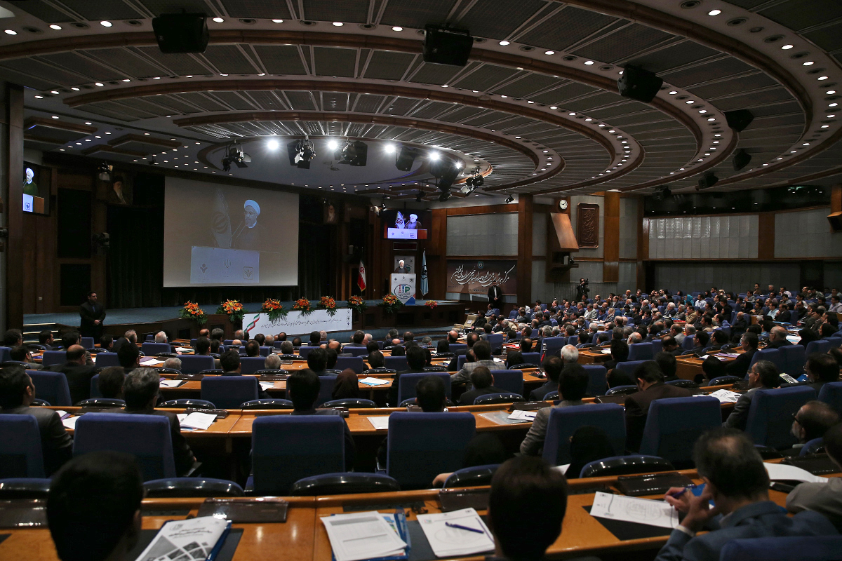 مسیر ایران اسلامی، مسیر رونق پایدار، اشتغال زایی و توسعه است / بسته سیاستهای جدید حمایت از تولید نهایی شده است/نظام پشت سر حمایت از تولید درون‌گرا و برون‌نگر قرار دارد / نیازمند تحرک جدید برای تجارت خارجی، صادرات نفتی و اشتغال هستیم / دولت به حمایت از کارآفرینان متعهد است