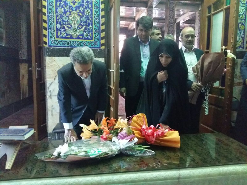 حضور دکتر امین زاده بر مزار شهید صدوقی سومین شهید محراب 