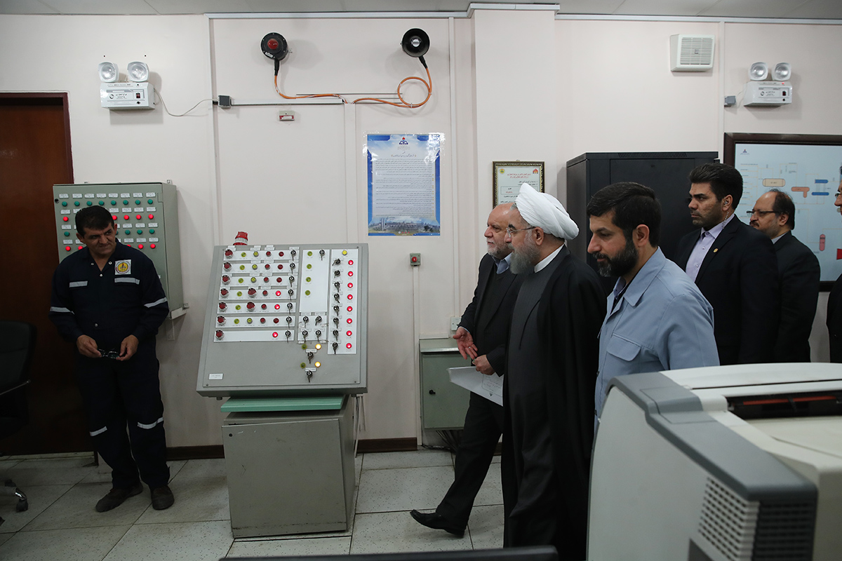 بازدید دکتر روحانی از مراحل اجرایی طرح آماک در استان خوزستان/ جلوگیری از سوزانده شدن روزانه ٢٤١ میلیون فوت مکعب گاز ترش