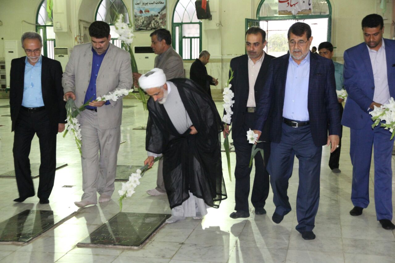 حجت الاسلام انصاری در گلزار شهدای بندرعباس حضور یافت