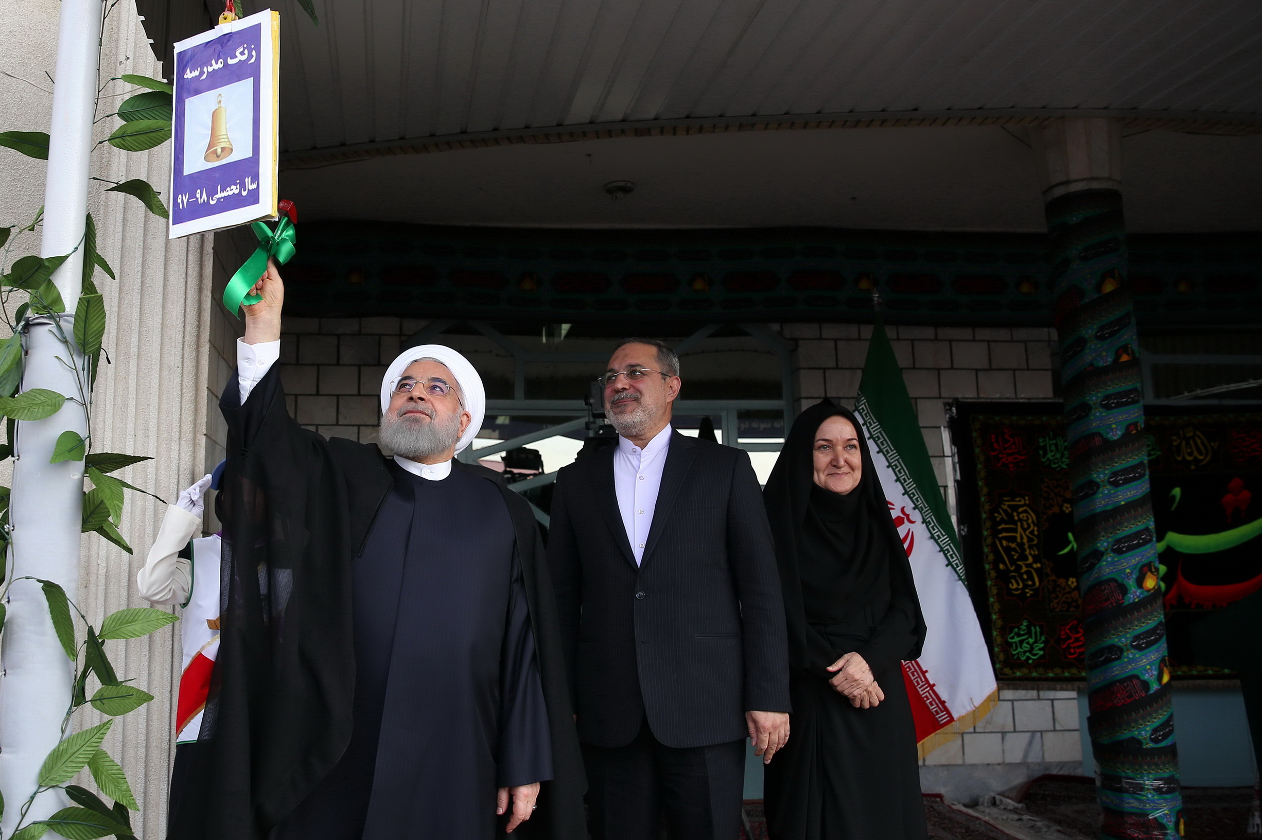ایمان، اعتقاد، راه و سبک زندگی، زبان و اخلاق ما از خانه و مدرسه آغاز می شود/فاصله خانه تا مدرسه باید کوتاه شود/ مدرسه محل اتصال امروز و فردا است/همه پیشرفت، مقاومت و ایستادگی ما در سایه مدرسه است/آغاز مهرماه هر سال باید روز نشاط دانش آموزان باشد/آموزش و پرورش باید در عمل به جامعه نشان دهد بین مرد و زن تفاوتی وجود ندارد/ باید احترام به یکدیگر را بیشتر بیاموزیم/مدرسه جایگاه علم ، تعلیم ، تربیت، مهارت آموزی و آمادگی برای ورود به جامعه است/ به دانش آموزان برای انجام کارهای بزرگ باید اعتماد کرد