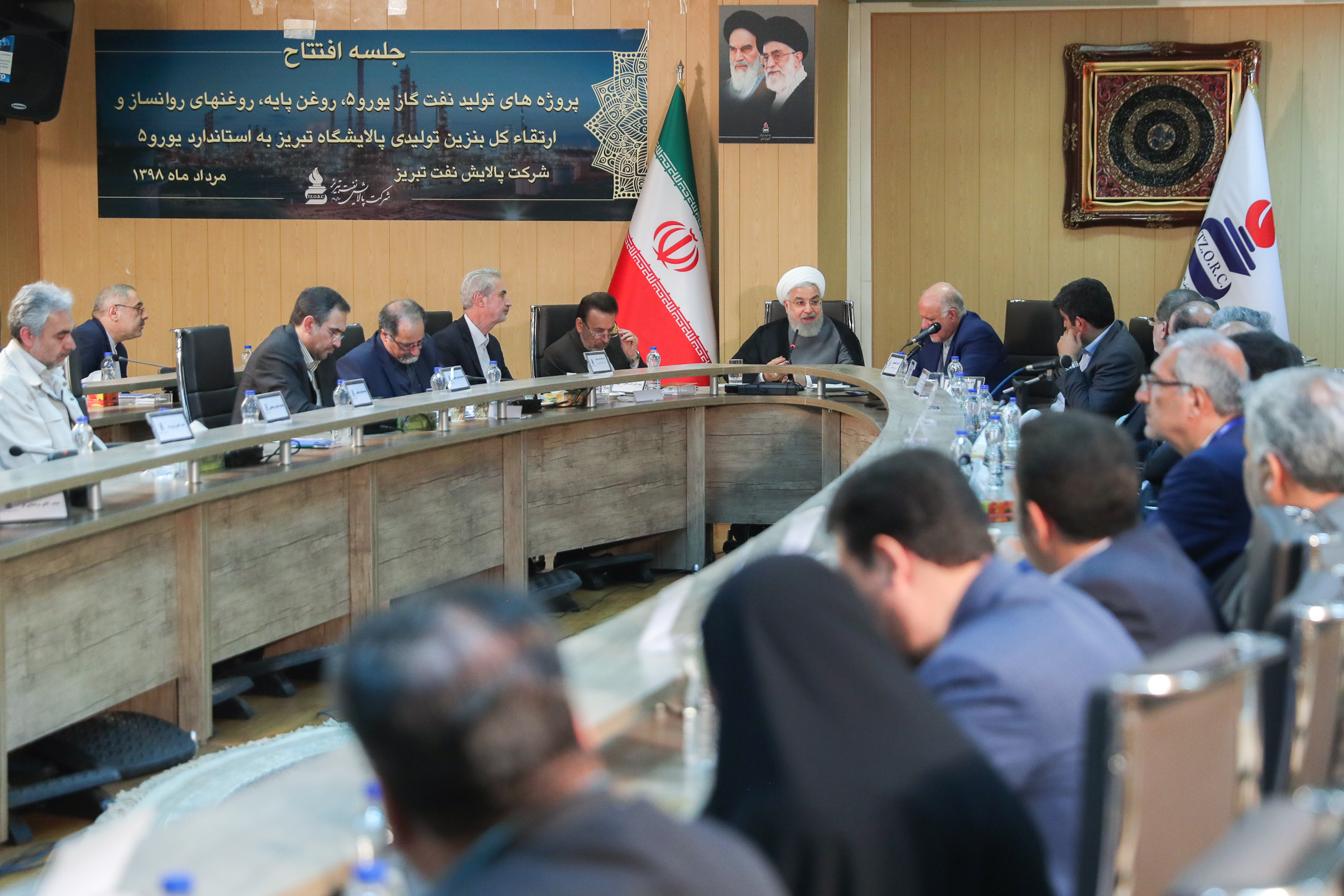 افتتاح طرح های جدید در پالایشگاه تبریز با حدود ۵ هزار میلیارد تومان سرمایه گذاری نشانه تحرک و پیشرفت کشور است/ کیفیت تولیدات و حفظ محیط زیست اولویت اصلی دولت در توسعه صنعت نفت بوده و هست/ در این دولت؛ هر سال ۳ هزار روستا به شبکه گاز متصل شده است