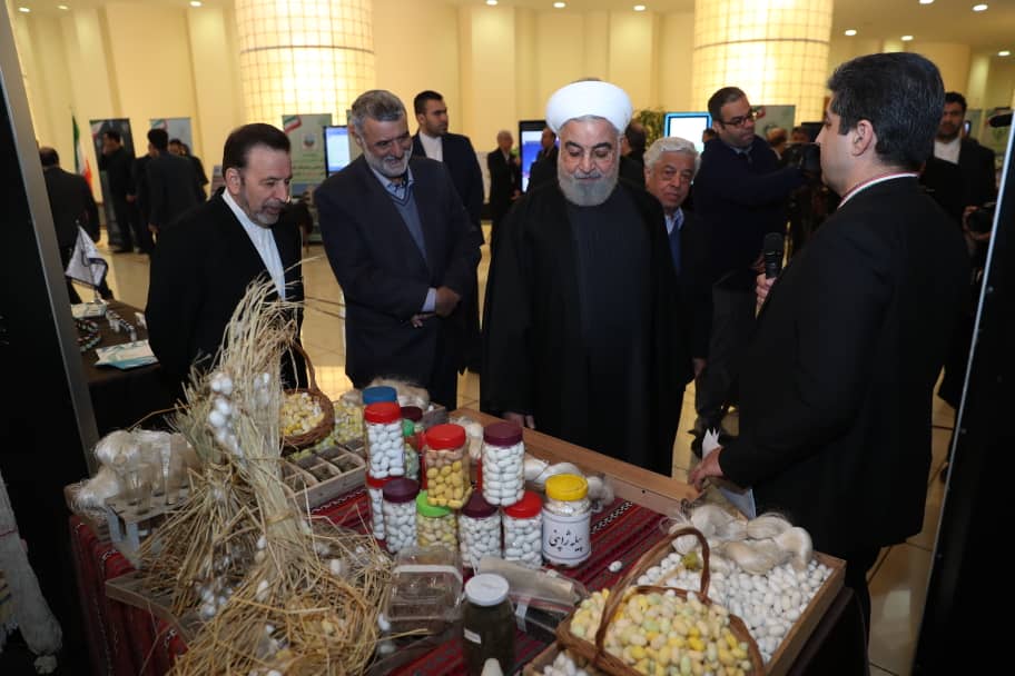 دکتر روحانی از نمایشگاه دستاوردهای فن آورانه و توانمندی های وزارت جهاد کشاورزی بازدید کرد / راه اندازی سامانه پیام رسان آموزش و ترویج کشاورزی/تقدیر از تلاشگران عرصه تامین امنیت غذایی کشور در سال رونق تولید