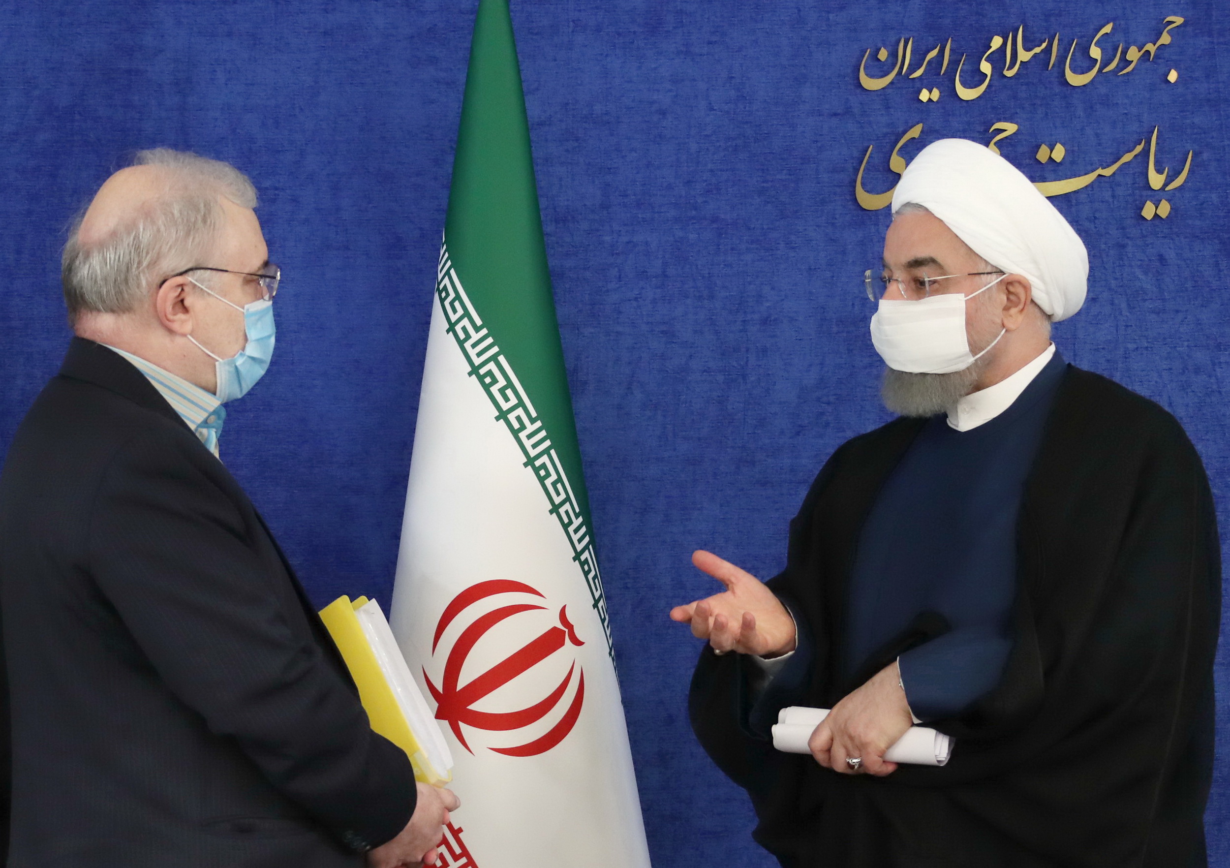 مسیر به سمت قله دشوار و بار بس سنگین است، جز صبر، بردباری، ایثار، فداکاری و تدبیر چاره ای نیست/ دست همه فداکاران و مدافعان سلامت را می بوسم/ همان طور که خطر ویروس را نباید دست کم بگیریم، تحریم بی سابقه و ضد بشری دشمن را هم نباید کوچک بشماریم 