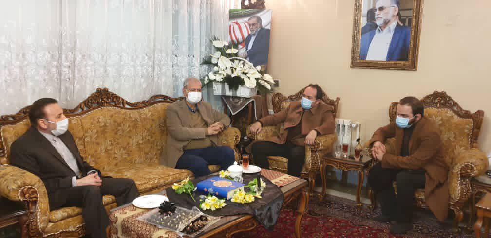 حضور رئیس دفتر رئیس جمهور و سخنگوی دولت در منزل شهید دکتر محسن فخری زاده 