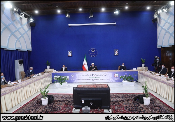 صنایع نفت و پتروشیمی از اهمیت بالایی برای کشور برخوردار است/  سال 99 کشور با کمترین اتکاء به نفت اداره شد/ اگر شیر نفت و گاز بسته شود همه فعالیت‌های کشور تعطیل می‌شود/  برجام از بس بزرگ و مهم بود، برای شکستن کمر آن توطئه کردند/  اقدامات این دولت در احقاق حقوق مردم فقط در برجام نبوده است/  افزایش بهره‌برداری از منابع مشترک نفتی و گازی از کارهای بزرگ در احقاق حقوق مردم است که در این دولت انجام شد/ دنیا و آمریکا ناچار خواهند شد در مقابل ملت ایران زانو بزنند/ترامپ مجری توطئه‌های صهیونیست‌ها و ارتجاع منطقه علیه برجام بود 
