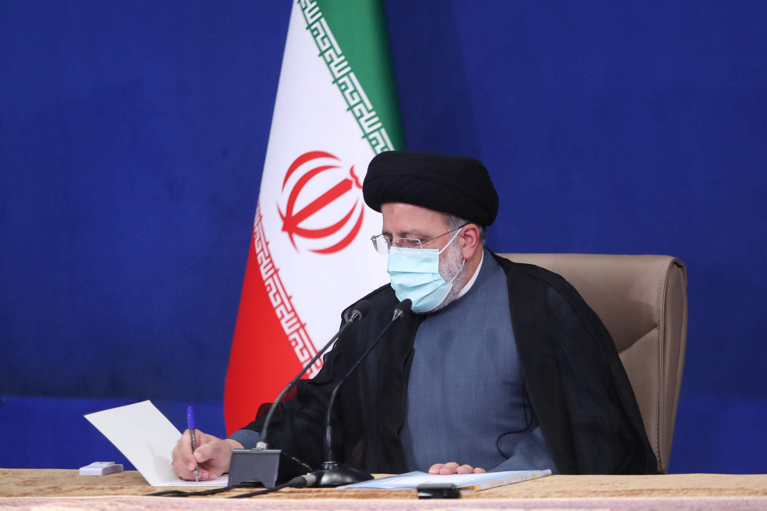 دکتر رئیسی قانون تفسیر موادی از قانون تسهیل صدور مجوزهای کسب و کار را برای اجرا ابلاغ کرد