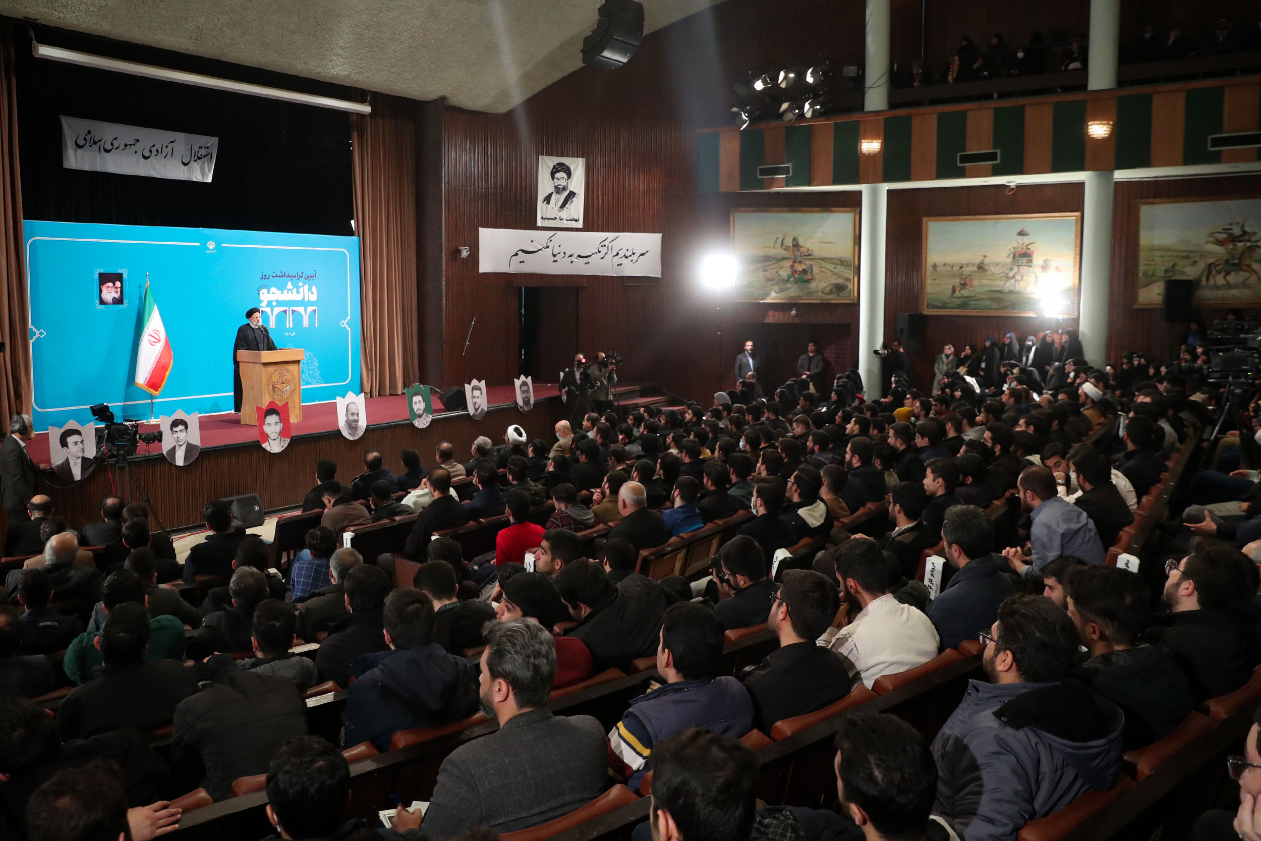 جامعه دانشجویی ما نشان داد صدای واقعی دانشجوی ایرانی صدای ضد استکباری است/ مردم و جامعه دانشجویی تفاوت میان اعتراض و اغتشاش را می‌فهمند و به همین دلیل دشمن را ناکام گذاشتند/ آمریکا مستبدترین حکومت دنیا و 16 آذر روز مبارزه با ابردیکتاتور عالم یعنی آمریکاست
