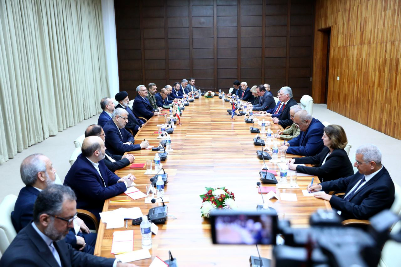 دکتر رئیسی: همکاری ایران و کوبا در مسیر پیشرفت موجب امیدواری ملت‌های مستقل و ناامیدی سلطه‌گران می‌شود/ میگل دیاز کانل: کشورهای مقصد سفر منطقه‌ای شما رابطه معناداری با انقلاب ایران دارند/ موافقت روسای جمهور با تشکیل کارگروه همکاری‌های فناورانه در زمینه‌های نانو و بایوتکنولوژی میان ایران و کوبا