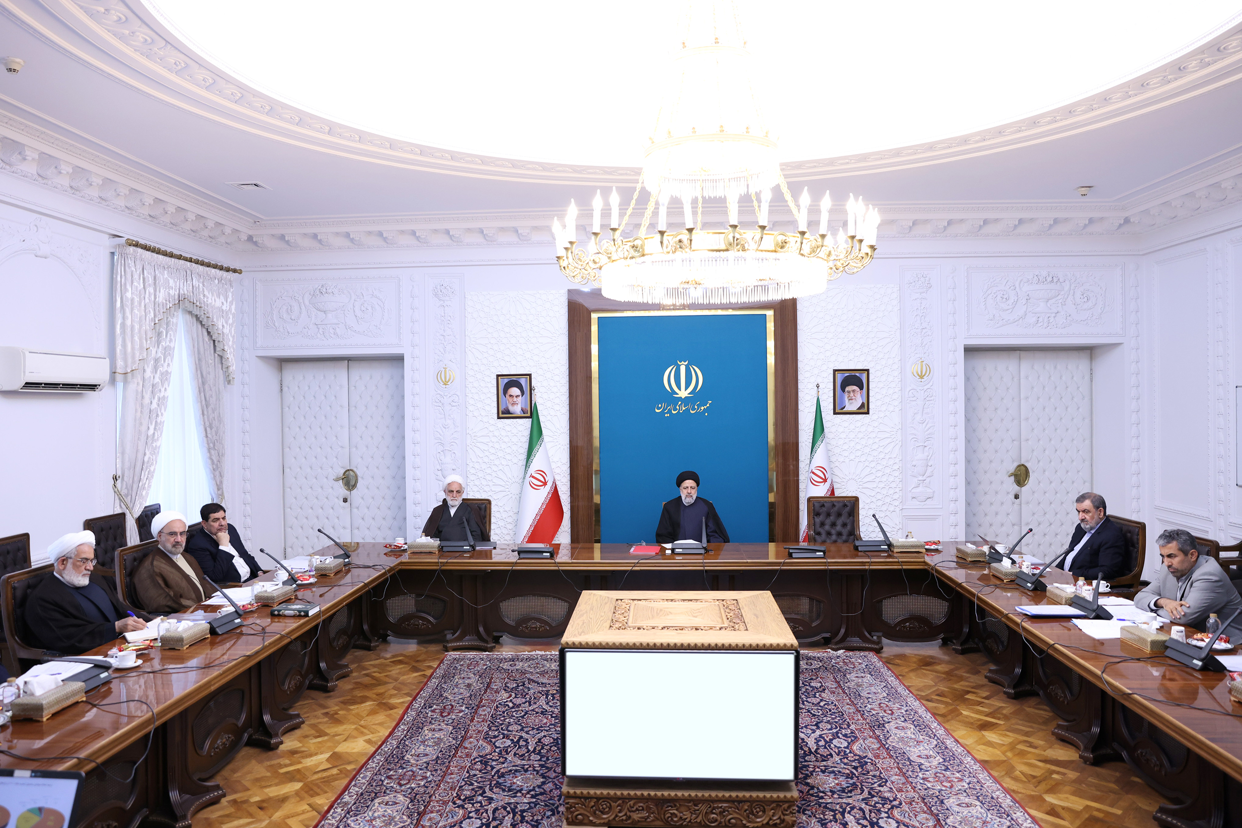 کاهش حقوق گمرکی تجهیزات و ملزومات پزشکی به یک درصد از ابتدای سال 1402/ تمدید مهلت تسلیم اظهارنامه‌های مالیاتی صاحبان مشاغل تا 10 تیر