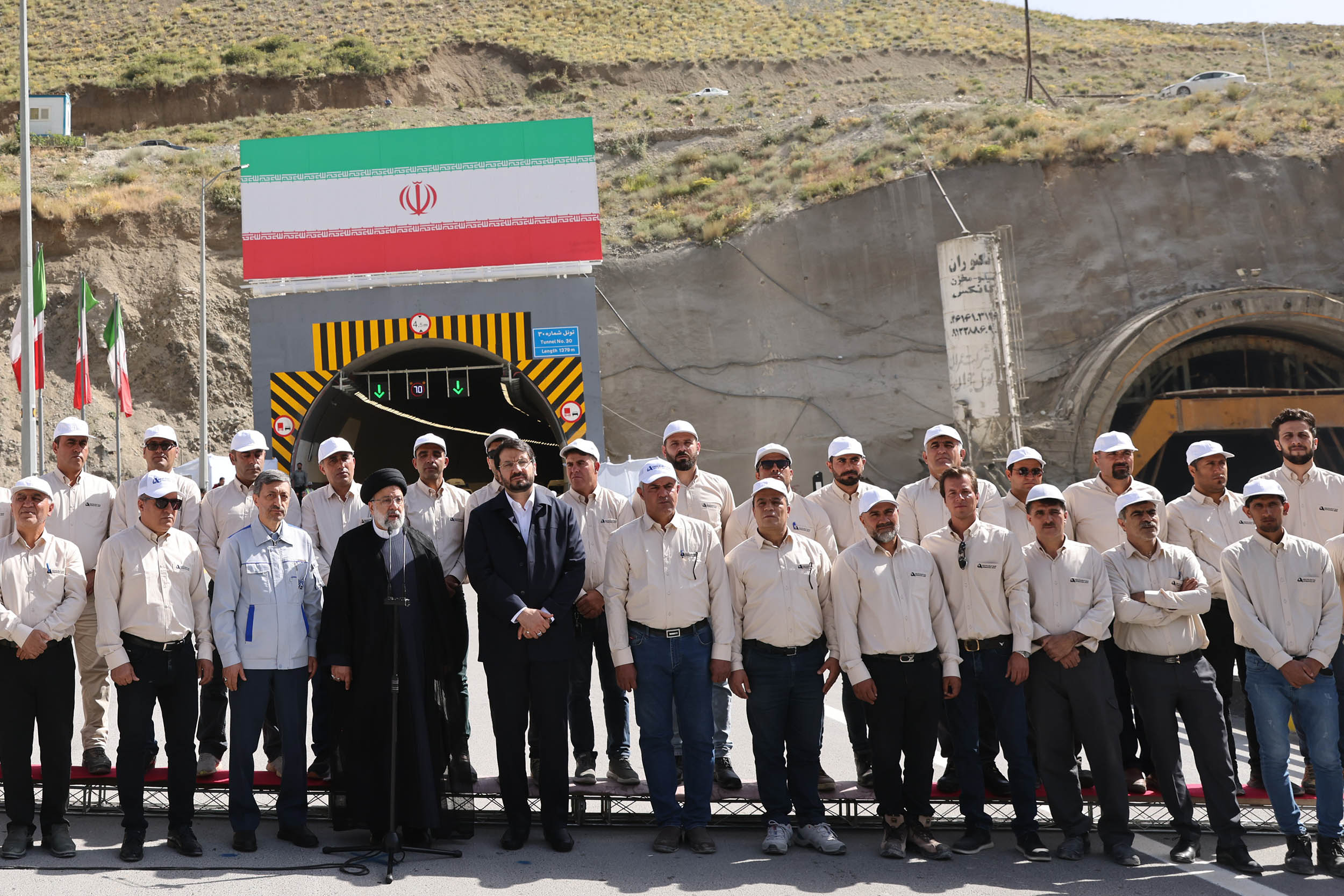 عزم، تلاش فناورانه، هنر، دانایی و توانایی ملت ایران در احداث قطعه دوم آزادراه تهران-شمال به نمایش درآمده است/ با بهره‌برداری از این قطعه شاهد ارتقای امنیت تردد و کاهش زمان سفر و مصرف سوخت خواهیم بود/ کار و تلاش مجاهدانه برای اجرای این پروژه بزرگ، نماد افتخار برای جمهوری اسلامی ایران است
