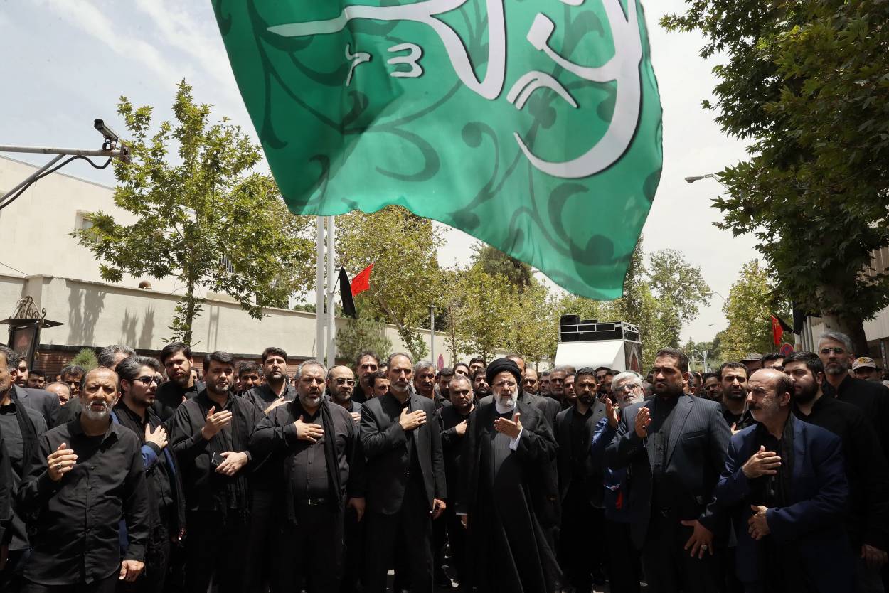 آنچه در عاشورا از سوی امام حسین (ع) صورت گرفت، درباره مسائل جهان امروز نیز دلالت دارد/ موظفیم در صف‌بندی امروز جبهه حق و باطل رسالت خود را در  راه حق به انجام برسانیم/ صداقت، پاکی، تقوای الهی، رویکرد جهادی و تحولی و گره‌گشایی، انتظارات به‌حق مردم از نهاد ریاست جمهوری است