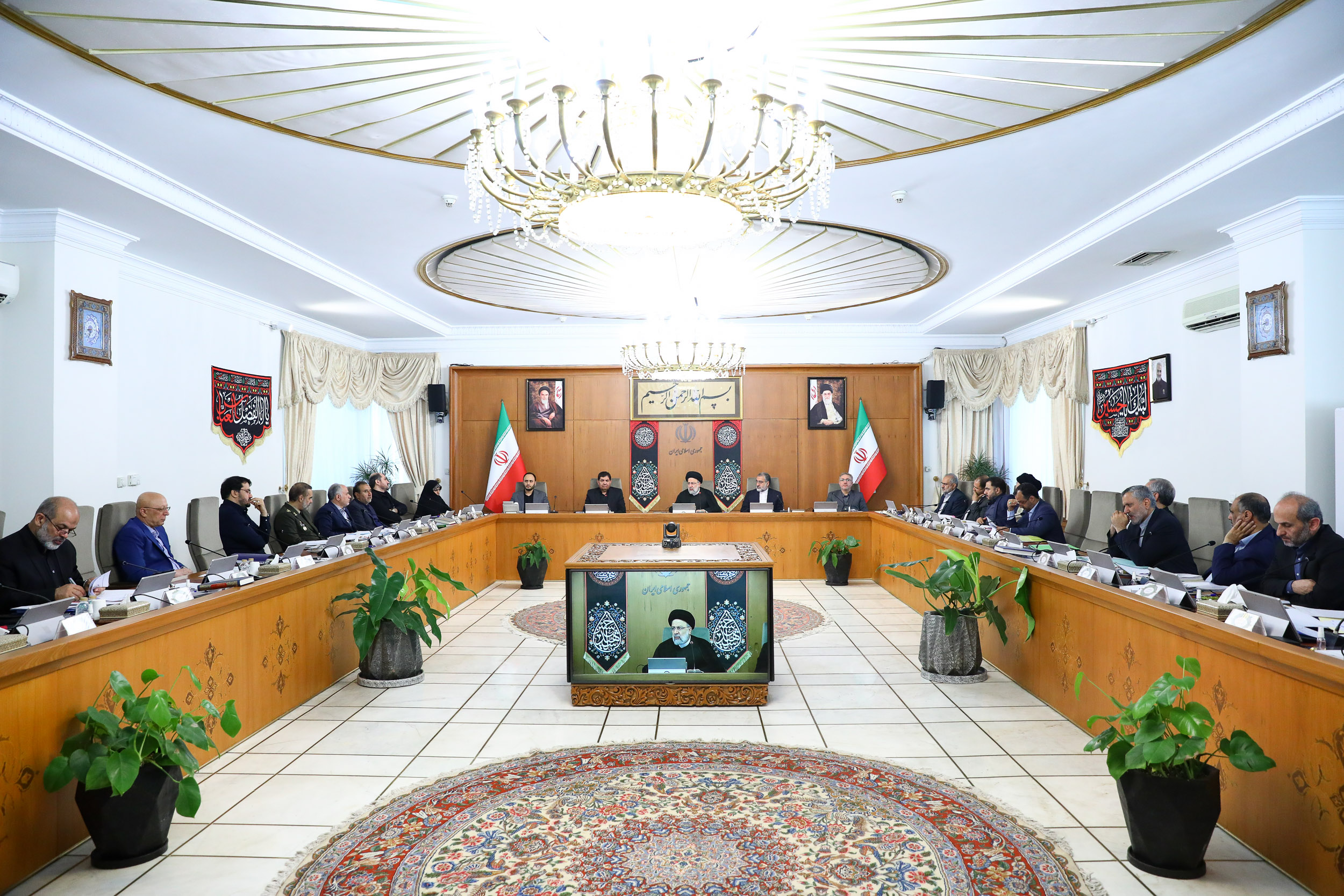 افزایش تولید نفت به واسطه تلاش متخصصان و کارکنان تلاشگر شرکت نفت، شایسته قدردانی است/ اعمال محدودیت برای سکوهای فناوری راه‌حل صحیح مواجهه با تخلفات نیست/ قدردانی از خدمات آقای سجادی در دوره تصدی وزارت ورزش و موفقیت‌های کسب شده در این دوره