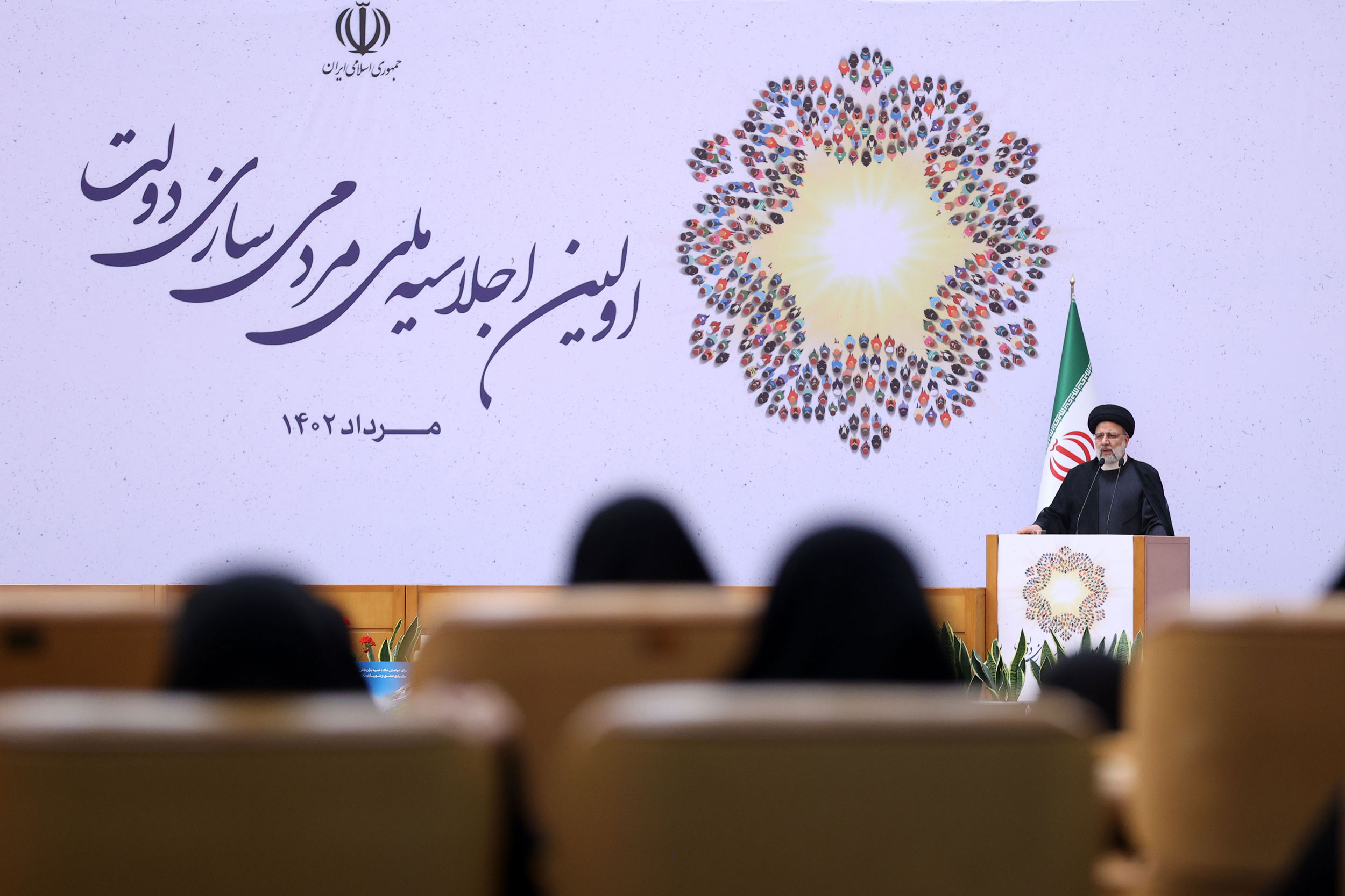دولت سیزدهم با بهره‌گیری از تجارب گذشته تلاش کرد در عمل به مردم برای اداره امور میدان دهد/ برای همه تصمیمات پیوست مردمی‌سازی در راستای تعیین نقش مردم در آنها تهیه شود/ مردمی کردن کارها هزینه‌ها را کاهش و سرمایه و نشاط اجتماعی را افزایش می‌دهد
