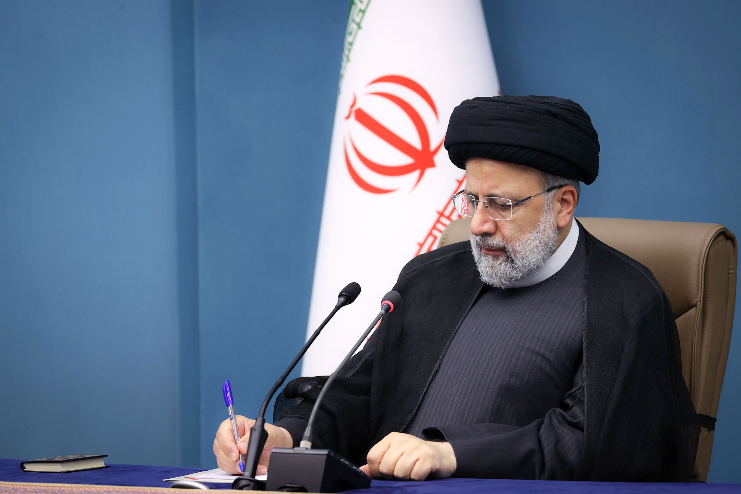 پیام تسلیت دکتر رئیسی در پی درگذشت پدر شهیدان نصرتی

