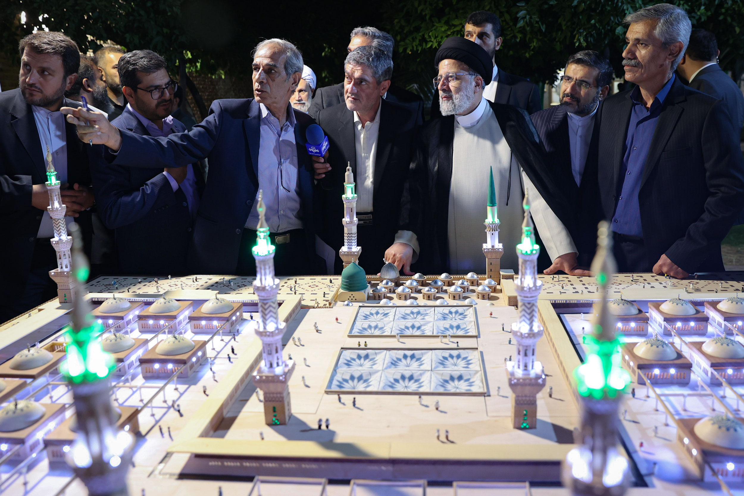 بازدید دکتر رئیسی از نمایشگاه صنایع دستی شاخص استان فارس
