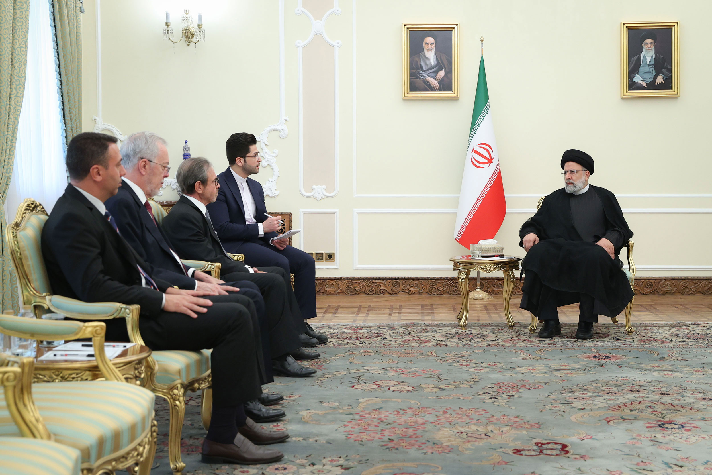 سطح مناسبات و ارزش مبادلات ایران با برزیل باید بیش از پیش افزایش یابد/ استمرار جنایات رژیم صهیونیستی مسئولیت سازمان‌های بین‌المللی را سنگین‌تر می‌کند/ سفیر برزیل: همه تلاش خود را برای ارتقای روابط دو کشور به بالاترین سطح به کار خواهم گرفت
