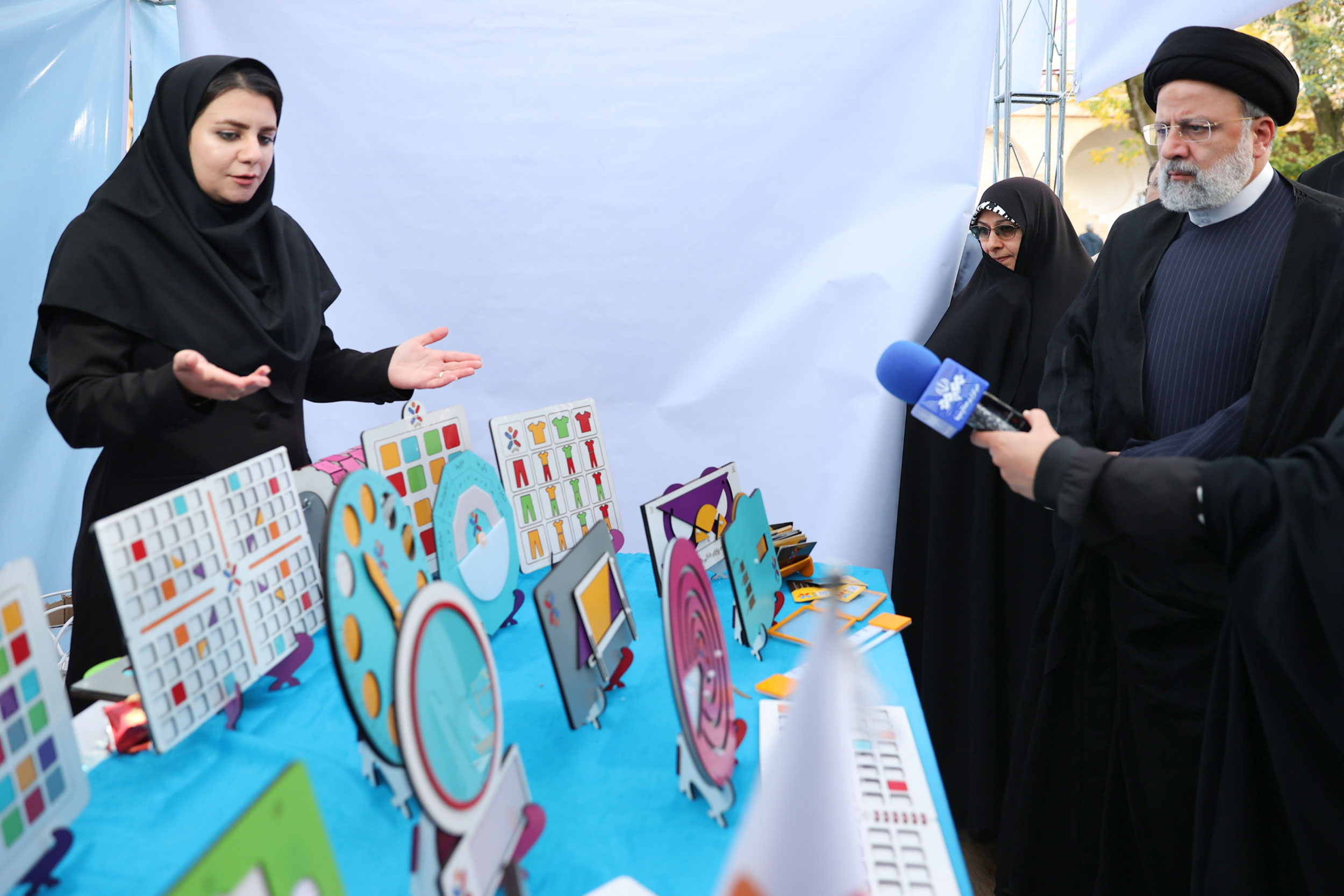 بازدید دکتر رئیسی از نمایشگاه دستاوردهای بانوان کارآفرین استان کردستان