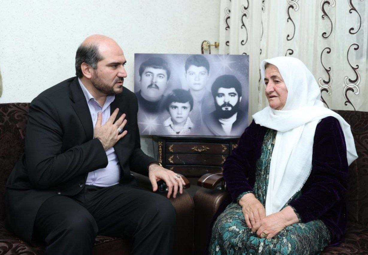 دیدار مهندس منصوری با خانواده‌ای از اهل سنت که 10 شهید تقدیم انقلاب کردند
