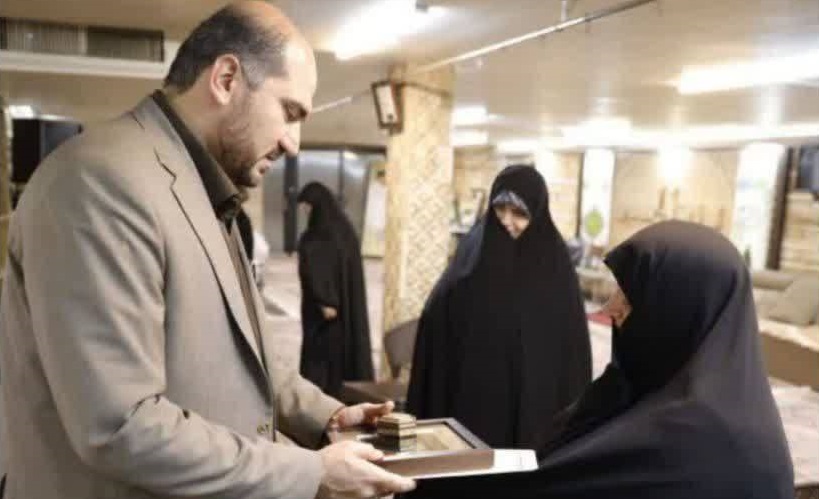 دیدار معاون اجرایی رئیس جمهور با خانواده شهید حسن طهرانی مقدم
