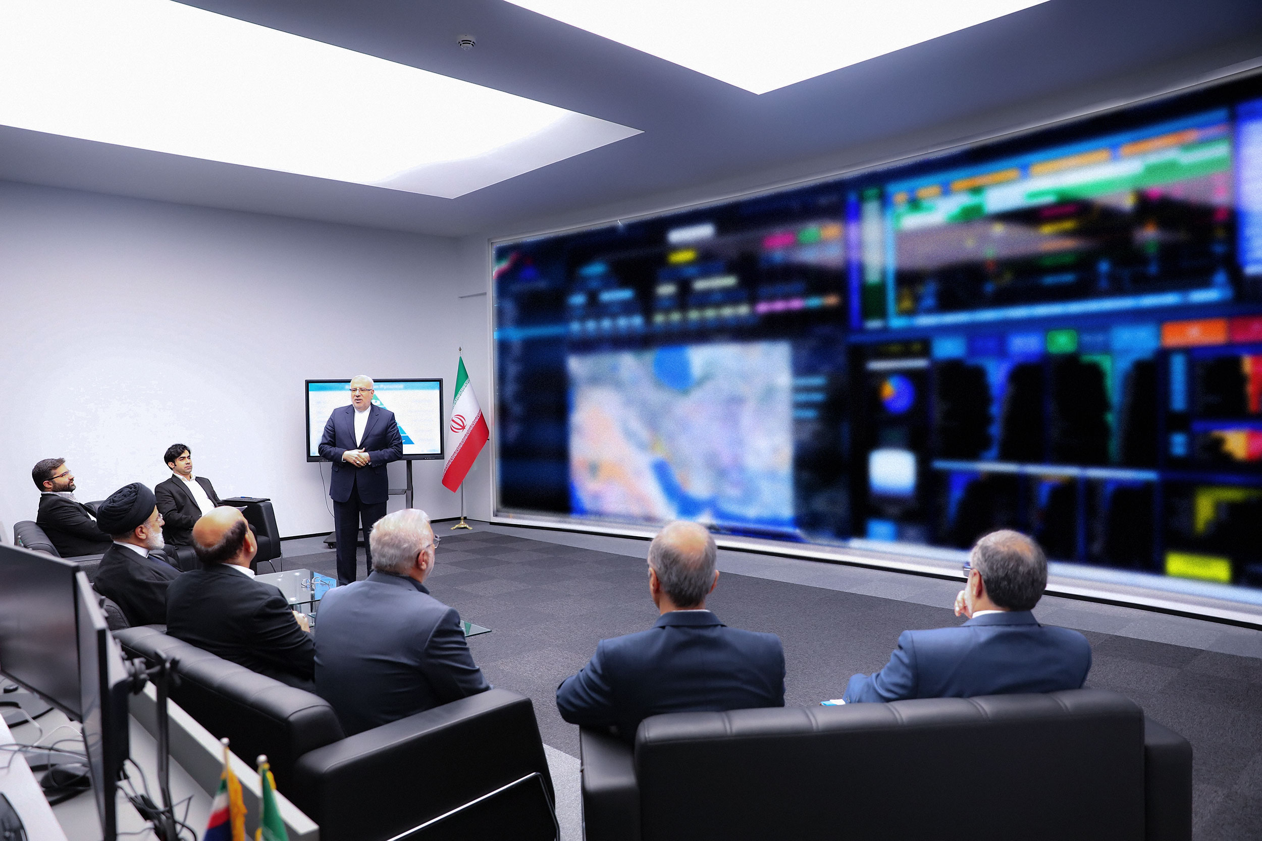 افزایش تولید و صادرات نفت به‌رغم تحریم‌ها و تهدیدها برگ زرینی در کارنامه دو ساله دولت مردمی است/ تأکید بر برنامه‌ریزی برای جذب و هدایت نقدینگی مردم به سمت تولید با مشارکت و سرمایه‌گذاری در میادین مشترک نفت و گاز کشور/ ضرورت نظارت و مراقبت جدی نسبت به حفظ پاکی و سلامت اقتصادی وزارت نفت
