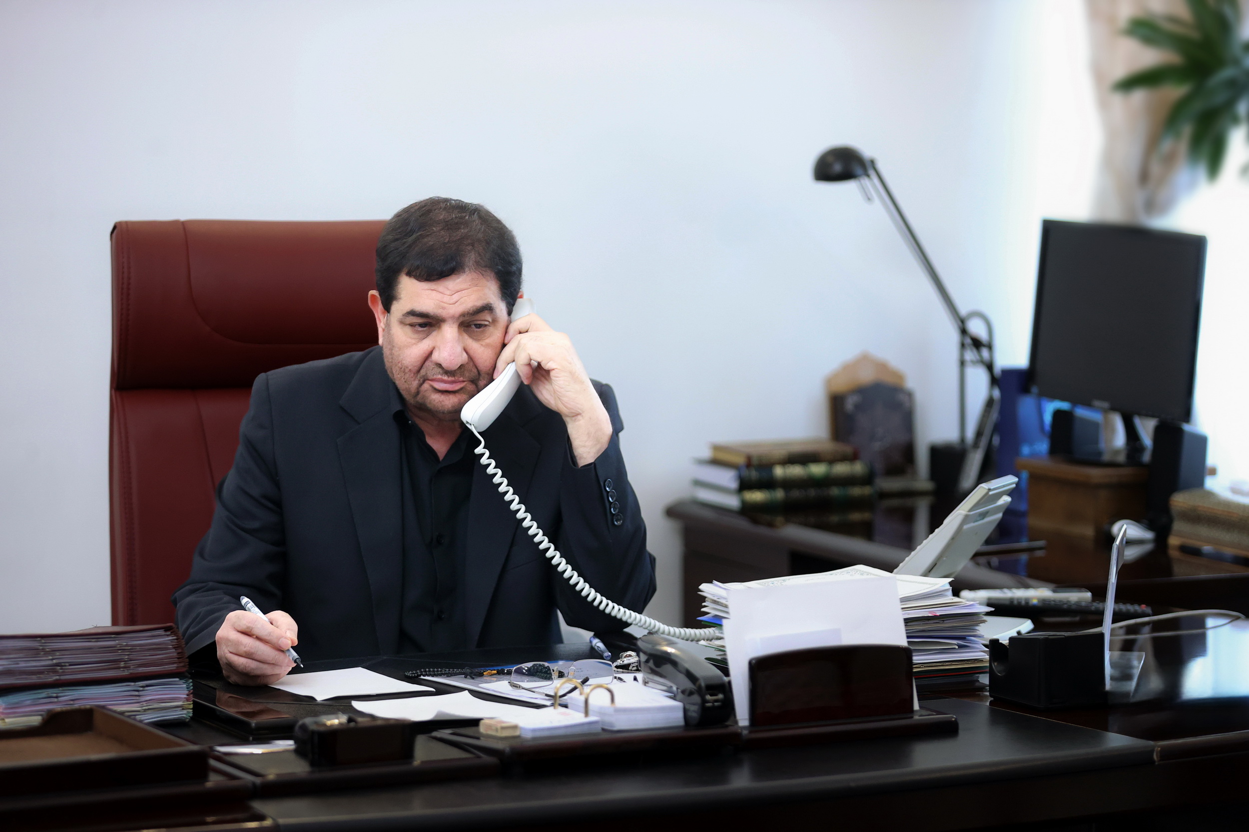 تماس تلفنی دکتر مخبر با خانواده شهیدان پیران و مرمزی