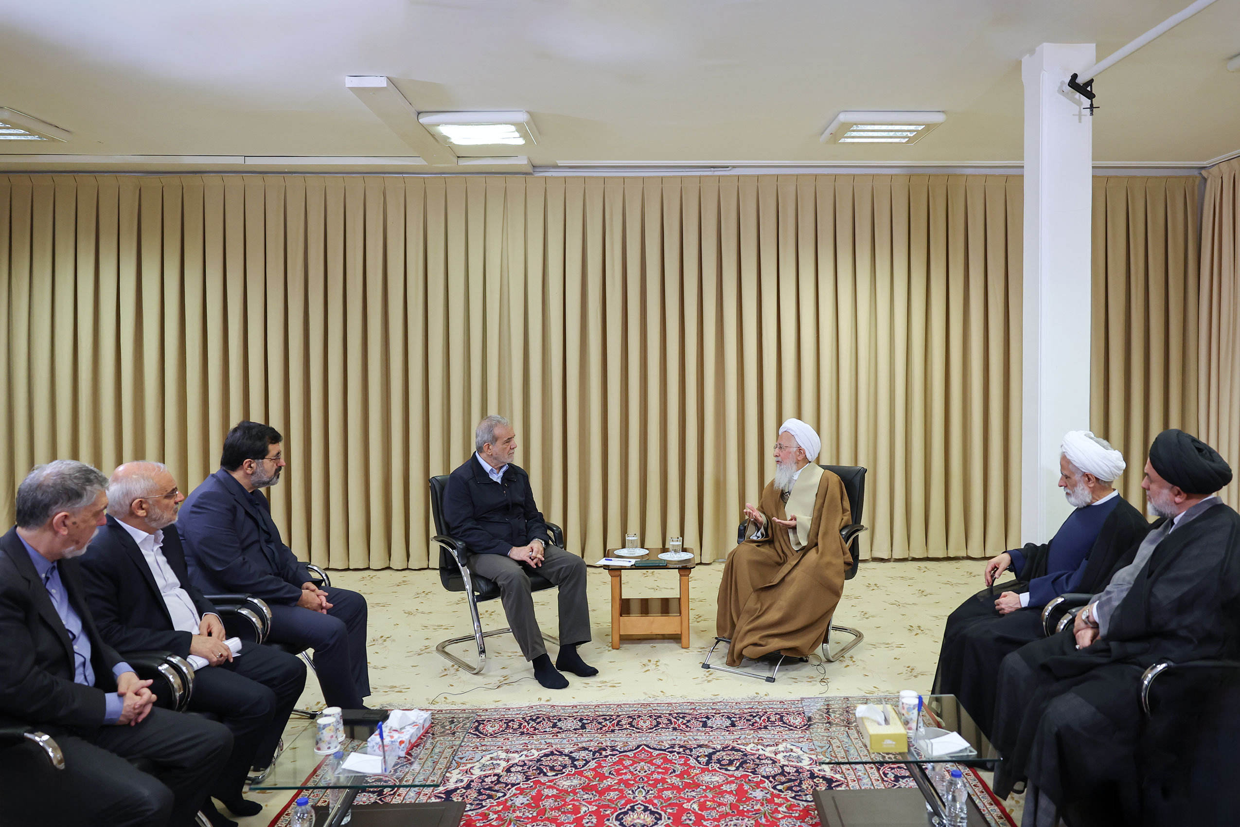 دکتر پزشکیان: تلاش می‌کنیم به وعده‌های خود عمل کنیم/ آیت‌الله جوادی آملی: جنگ طلب نیستیم ولی به هر گونه جنگی پاسخ می‌دهیم