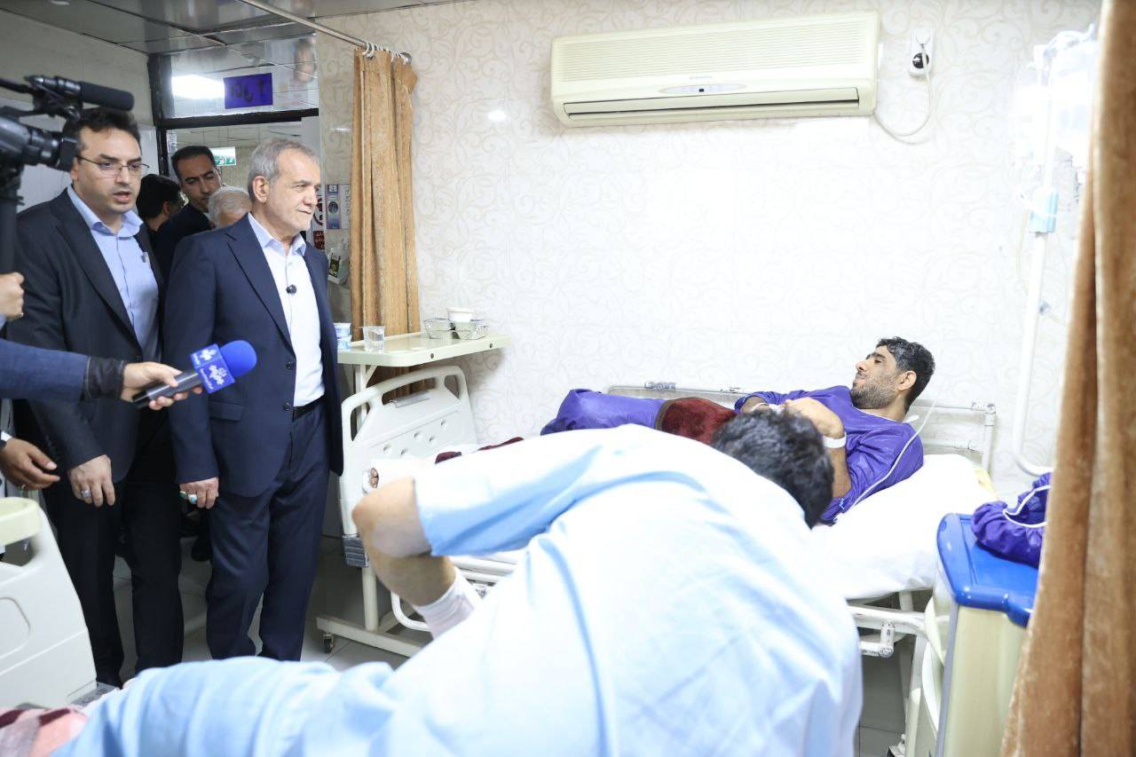 دکتر پزشکیان از مجروحان حادثه بندر شهید رجایی عیادت کرد