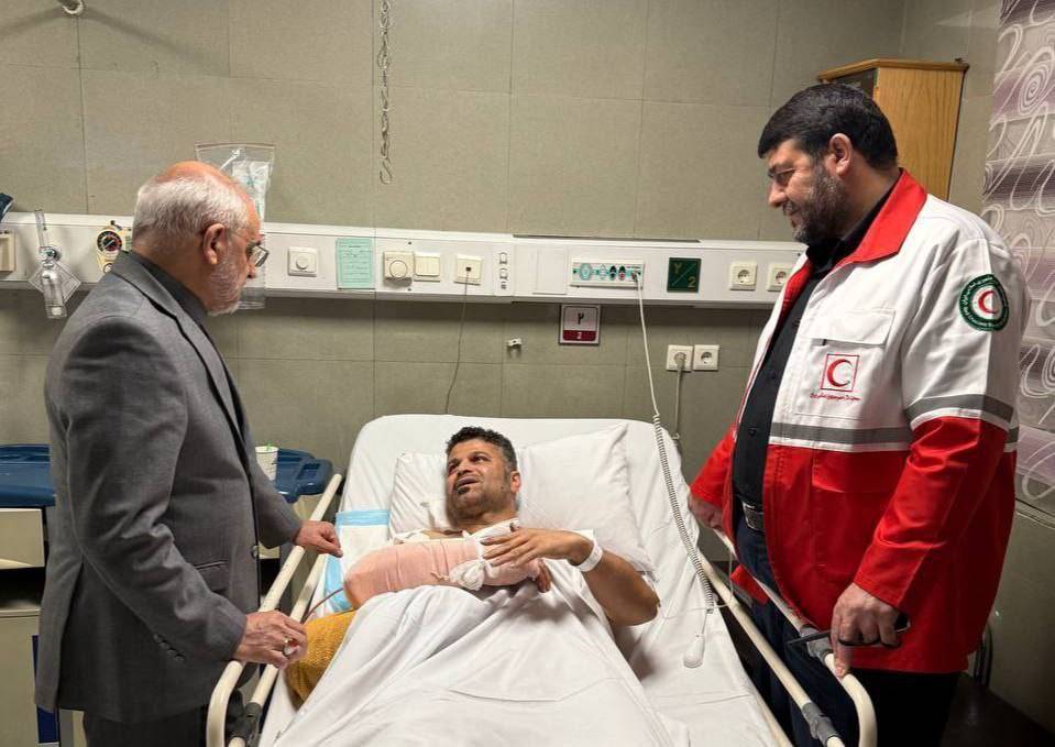 عيادت دکتر حاجی میرزایی از مصدومان حمله رژيم صهيونيستي به صدا و سیما