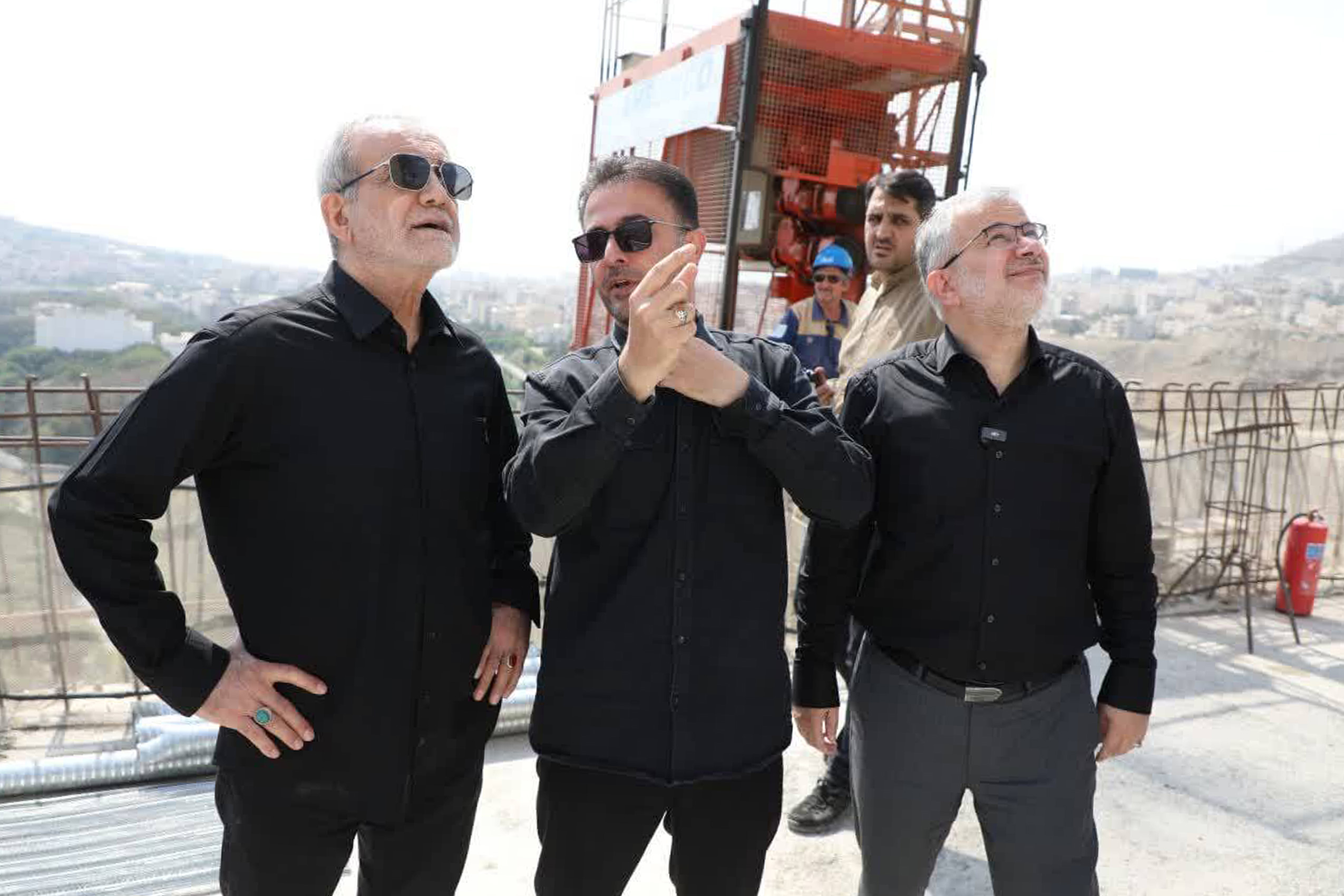 گزارشی از بازدید دکتر پزشکیان از طرح‌های کلان آبرسانی و راهسازی کشور در استان البرز/ تغییر الگوی مصرف شرب و کشاورزی، ضرورتی اجتناب‌ناپذیر برای حفظ منابع آبی کشور/ پروژه آزادراه شمالی کرج شاهکار مهندسی ایران، افتخار ملی و نماد «ما می‌توانیم» است