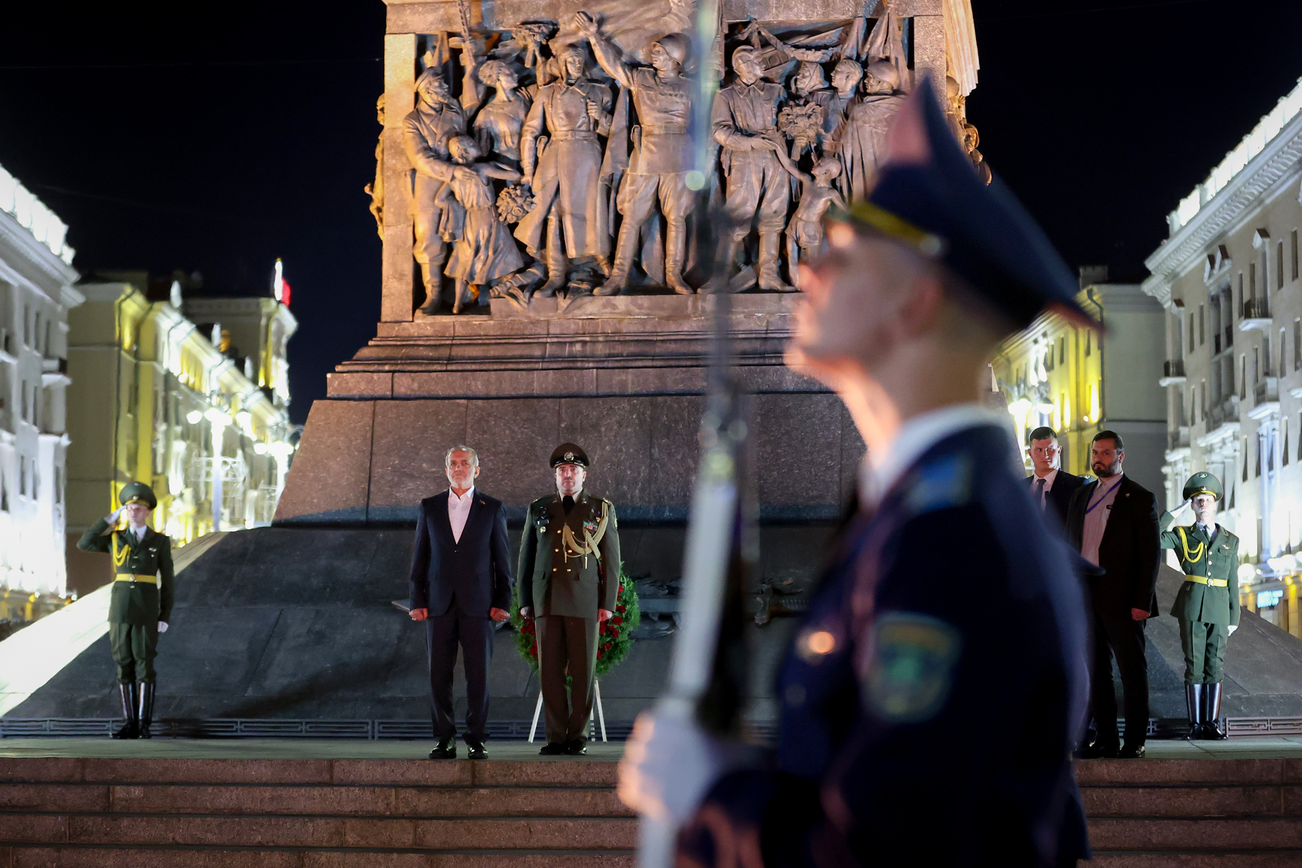 ادای احترام دکتر پزشکیان به بنای یادبود سرباز وطن در مینسک