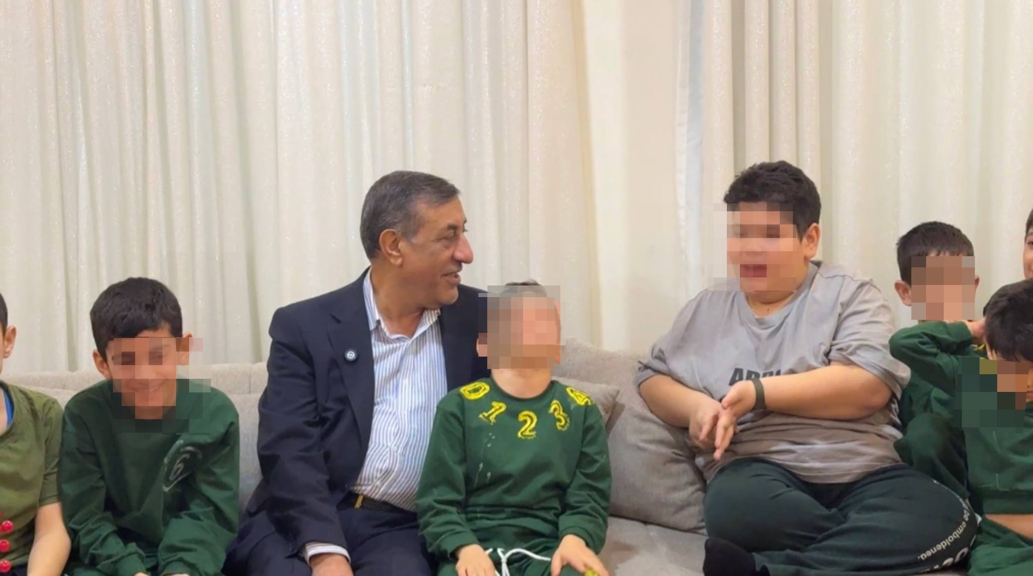 حضور معاون اجرایی رئیس‌جمهور در کنار فرزندان خانه آفتاب در شب یلدا