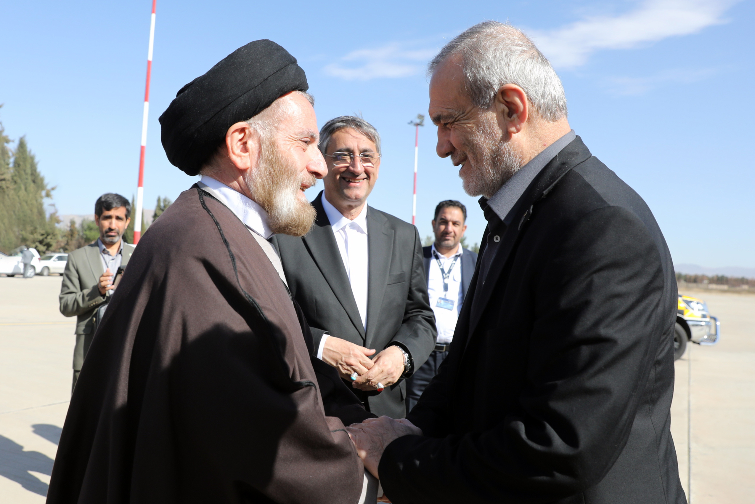 دکترپزشکیان وارد استان لرستان شد
