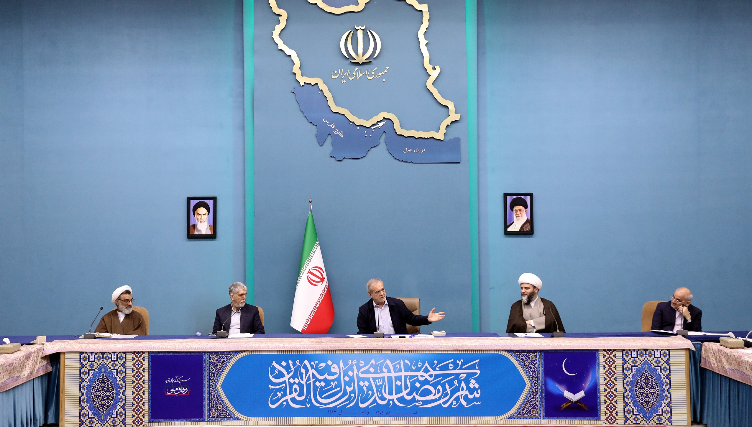 هیچ سخنی گویا‌تر از رفتار ما در عمل به آیات قرآن نیست/ اگر به قرآن عمل کنیم کشور به گلستان عدالت و پیشرفت تبدیل خواهد شد/ قرآن از جامعه مومن ضعف و بی‌برنامگی را نمی‌پذیرد/ تربیت نسل جوانان بر پایه مفاهیم قرآنی نیازمند شیوه‌های نو و الگوهای عملی است
