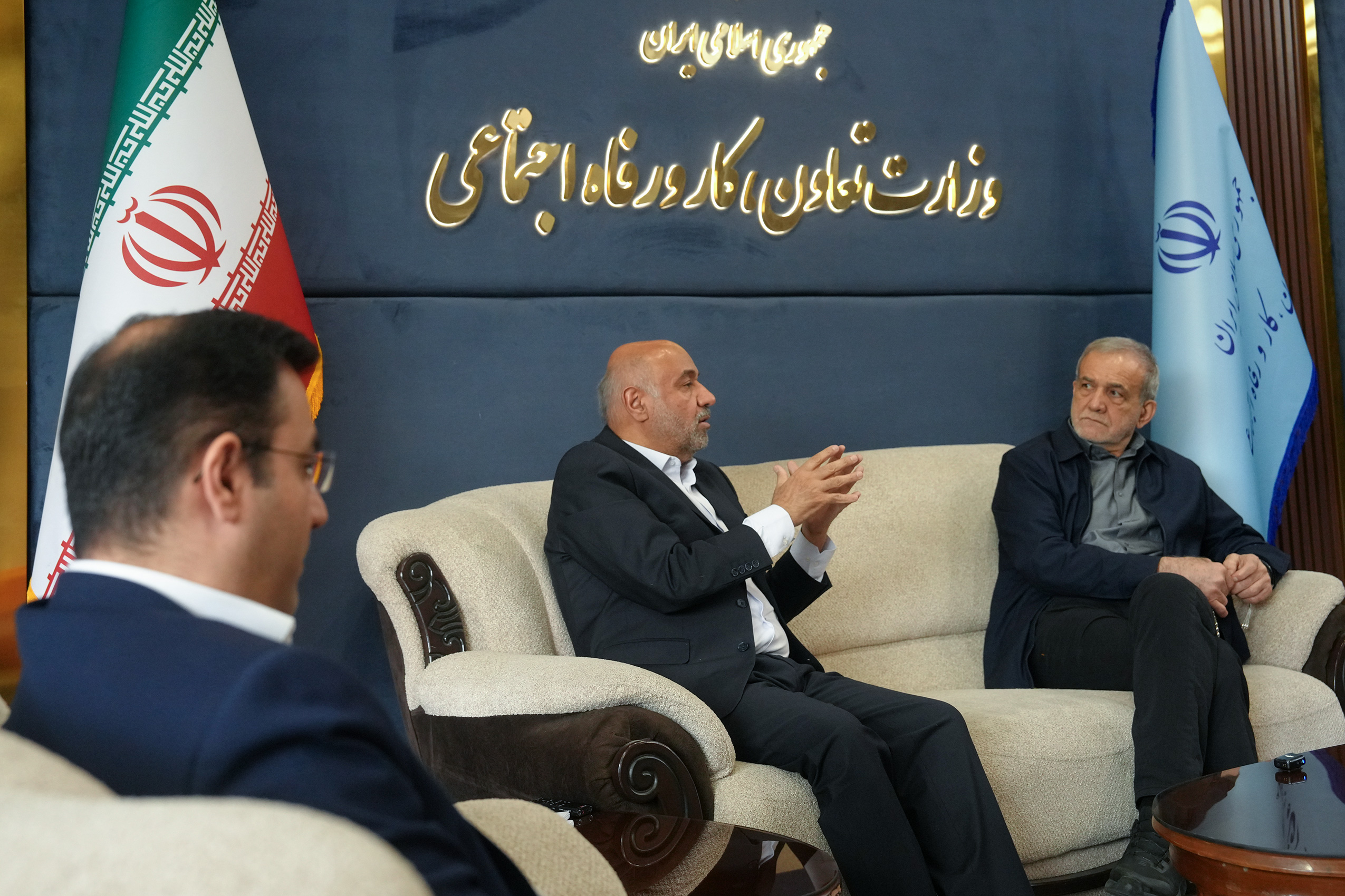 وزارت تعاون از جمله لشکرهای اصلی این جنگ در پشتیبانی اقتصادی و اجتماعی است/  ادامه مقتدرانه مسیر مقابله بادشمنان در میدان نبرد ، مرهون تلاش مدیران، کارکنان و مجموعه‌های تابعه این وزارتخانه است