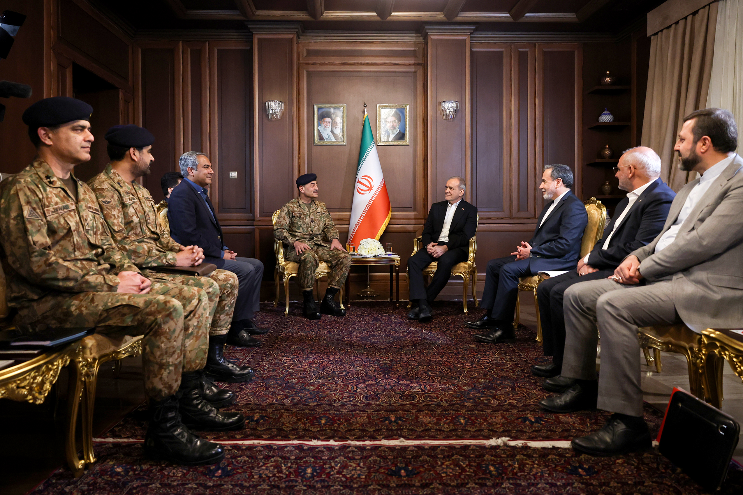 دکتر پزشکیان: نقش مؤثر و مسئولانه پاکستان در مسیر توقف جنگ قابل تقدیر است/ ایران به دنبال صلح، ثبات و روابط برادرانه در منطقه است/ وحدت امت اسلامی، مانع تحقق اهداف رژیم صهیونیستی خواهد شد/ امنیت منطقه باید توسط کشورهای منطقه تأمین شود/ مردم ایران به دلیل نقض تعهدات، اعتمادی به آمریکا ندارند/ عاصم منیر: با تداوم تلاش‌های دیپلماتیک، می‌توان به‌زودی به توافق و پایان جنگ دست یافت/همه کشورها باید برای ساختن منطقه‌ای امن و آباد دست به دست هم دهند
