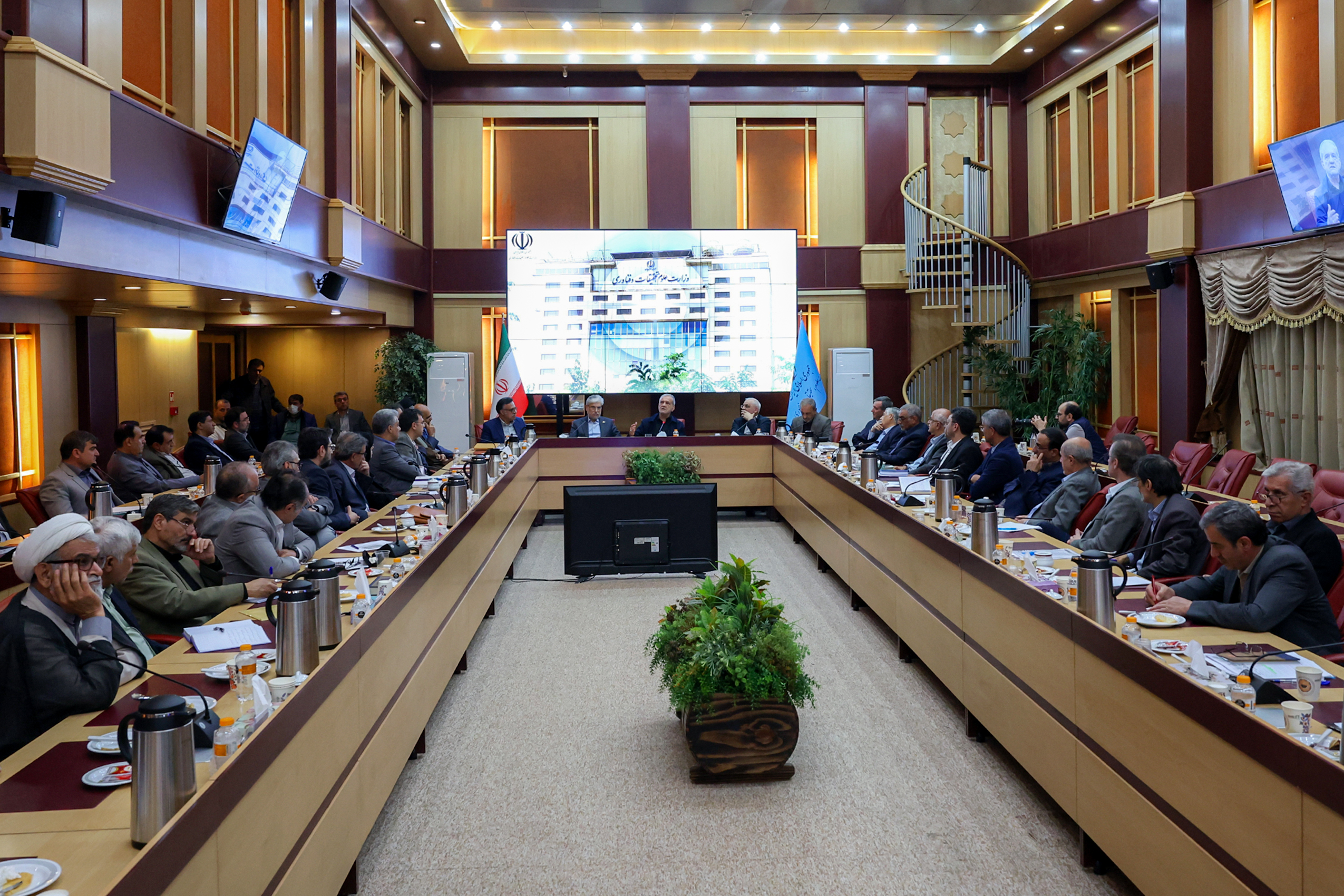 افتخارات کشور مرهون علم، دانشمندان و دانشگاه‌هاست/ نخبگان و دانشگاهیان برای حل مشکلات کشور به میدان بیایند/امروز زمان رقابت در نوآوری، خلاقیت و حل مسئله است
