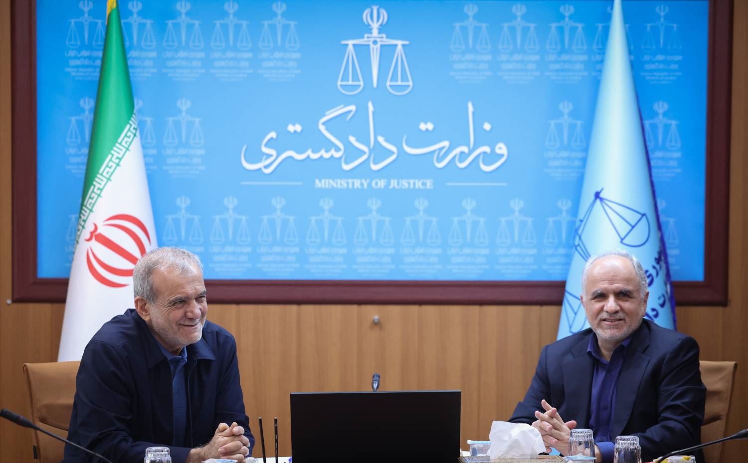 دستاوردهای جنگ نباید موجب غفلت از چالش‌های پیش روی شود/ ارائه اطلاعات نادرست کمکی به حل مسائل نمی کند و منجر به تضعیف اعتماد عمومی خواهد شد/ عبور از میدان جنگ ، آغاز مرحله ای مهمتر یعنی «جهاد اکبر» است
