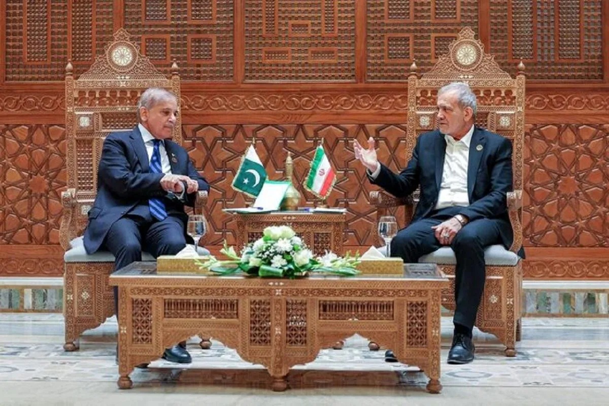 دکتر پزشکیان: ملت ایران در برابر فشارها و تهدیدها با اقتدار ایستادگی کرد/ وحدت کشورهای اسلامی مؤثرترین راه مقابله با توطئه‌های تفرقه‌افکنانه است/ روابط ایران و پاکستان باید در عرصه عمل و اجرا بیش از پیش تقویت شود/ شهباز شریف: سفر رئیس‌جمهور ایران پیام روشنی از اعتماد متقابل تهران و اسلام‌آباد به جهان مخابره می‌کند/ باید حجم مبادلات اقتصادی ایران و پاکستان را به 30 میلیارد دلار برسانیم
