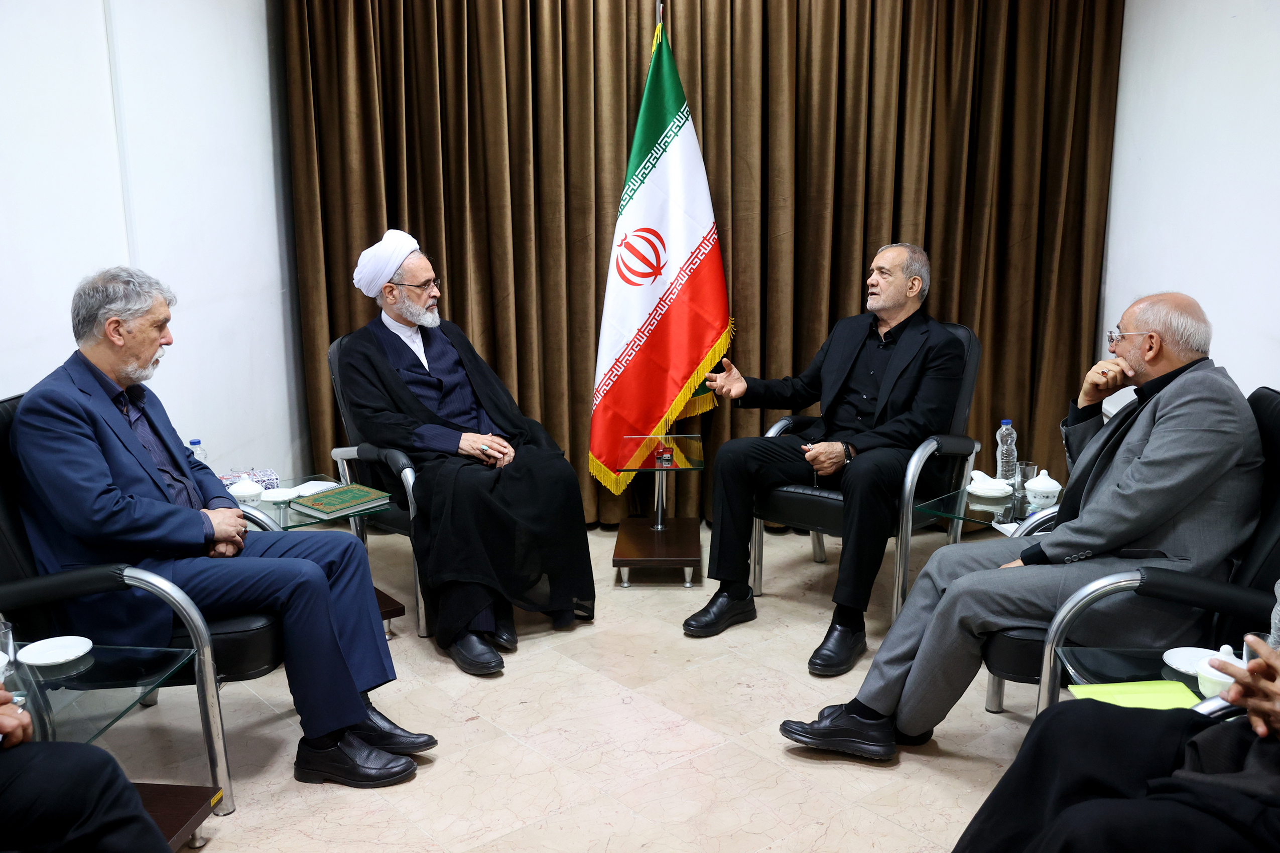 دکتر پزشکیان: حفظ وحدت ملی مهم‌ترین ضرورت عبور از شرایط کنونی است/ تقویت سرمایه اجتماعی در گرو ارتباط مؤثر با مردم است/ با فعال‌سازی ظرفیت مساجد می‌توان بسیاری از آسیب‌های اجتماعی را مدیریت کرد/ آیت‌الله اعرافی: حضور میدانی رئیس جمهور در بحران‌ها نشانه شجاعت و مسئولیت‌پذیر است/ دستاوردهای راهبردی جنگ باید در دوره پساجنگ تثبیت شود/ حوزه‌های علمیه آماده همکاری برای حل مسائل اجتماعی کشور هستند