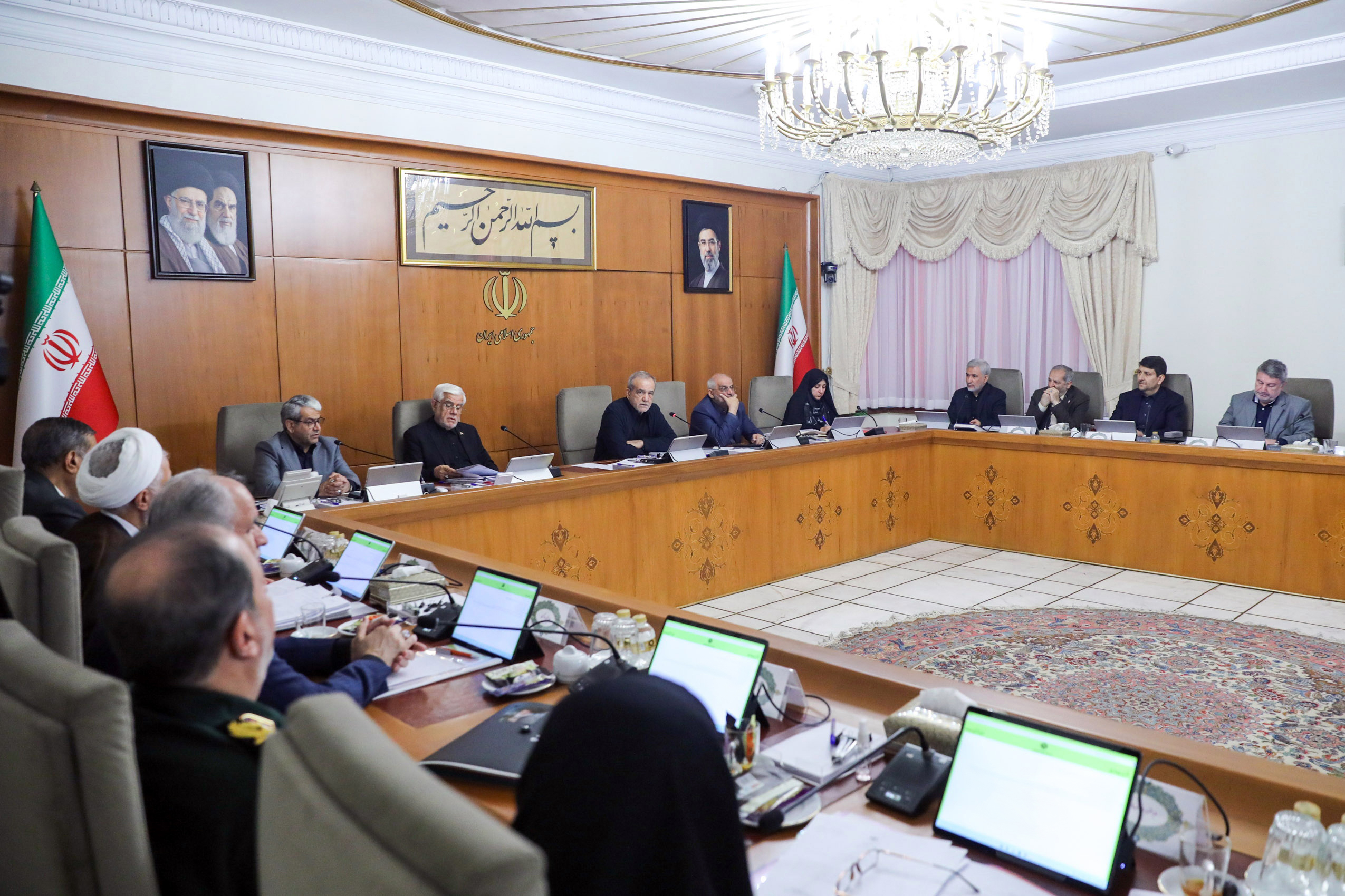 ملت ایران مسیر عزت و استقلال را با قدرت ادامه خواهد داد/ مراسم تشییع رهبر شهید انقلاب باید نماد وحدت و انسجام ملی باشد/ تقویت معیشت مردم و اصلاح نظام حمایتی را با جدیت دنبال می‌کنیم/ گزارش رئیس جمهور از دیدار با مراجع عظام تقلید

