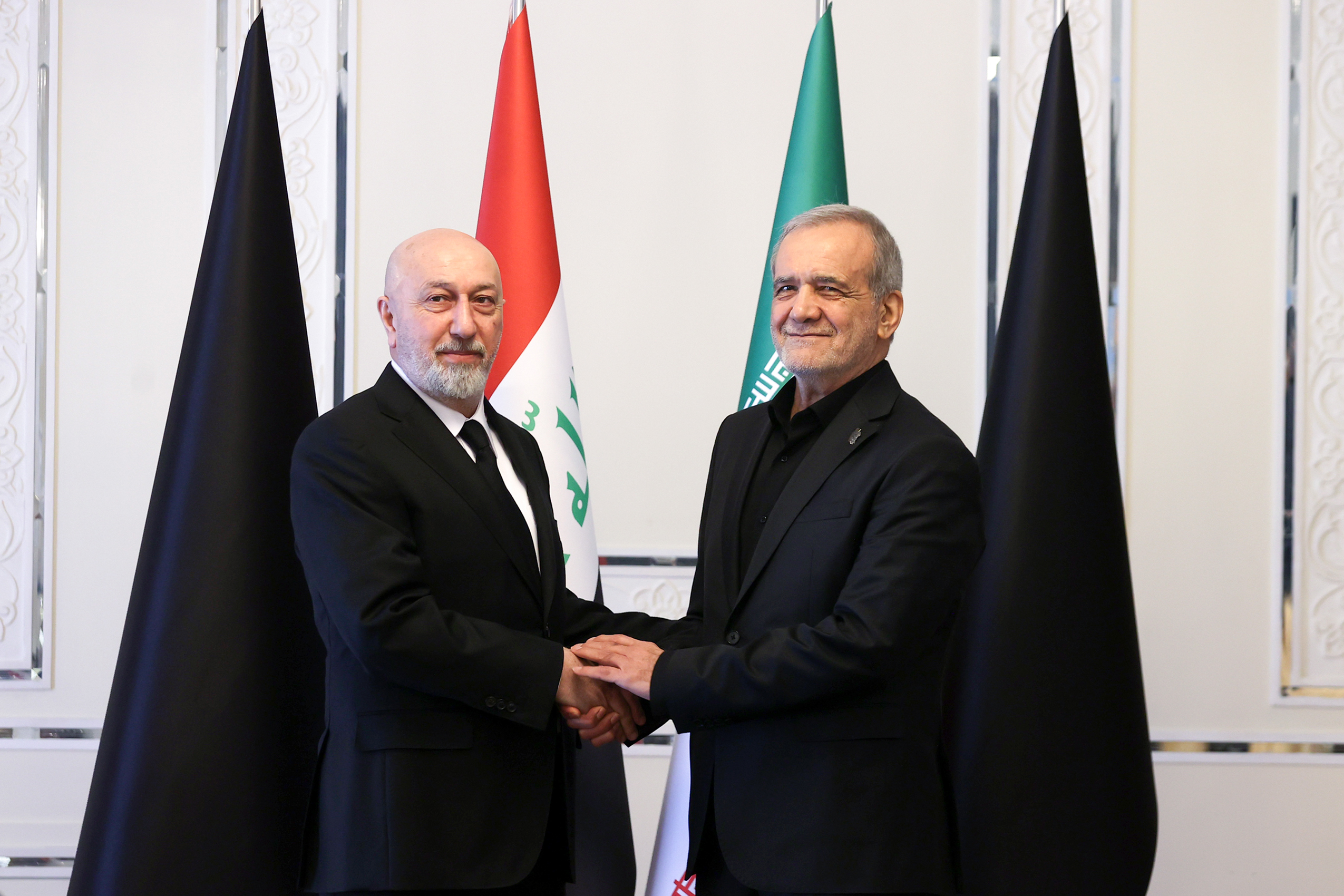 دکتر پزشکیان: قدردان همدردی دولت و ملت عراق در سوگ رهبر شهیدمان هستیم/ ایران و عراق فراتر از همسایگی، دو ملت برادر هستند/ وحدت کشورهای منطقه بهترین پاسخ به توطئه‌های تفرقه‌افکنانه است/ نزار آمیدی: مردم عراق در اندوه ملت ایران شریک هستند/ امنیت منطقه و امنیت ایران گره خورده است
