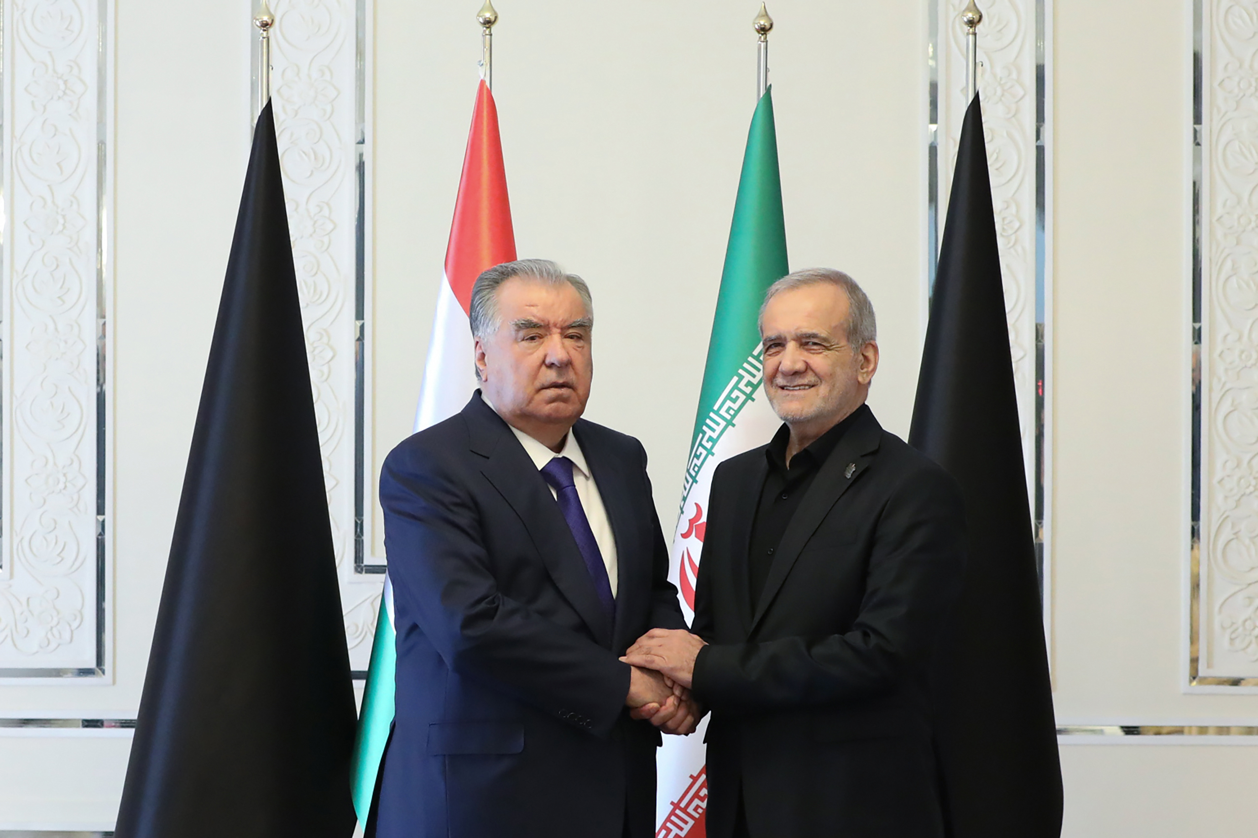 دکتر پزشکیان: امروز به برکت خون رهبر شهید، ملت ایران منسجم‌تر و یکپارچه‌تر شده است/این حضور و همدلی شما برای ملت ایران ارزشمند است/روابط ایران و تاجیکستان می‌تواند بسیار فراتر از وضعیت کنونی گسترش یابد/ امامعلی رحمان: شهادت رهبر ایران موجب اندوه عمیق مردم تاجیکستان شد/ایران آبروی جهان اسلام و کشورهای فارسی‌زبان است