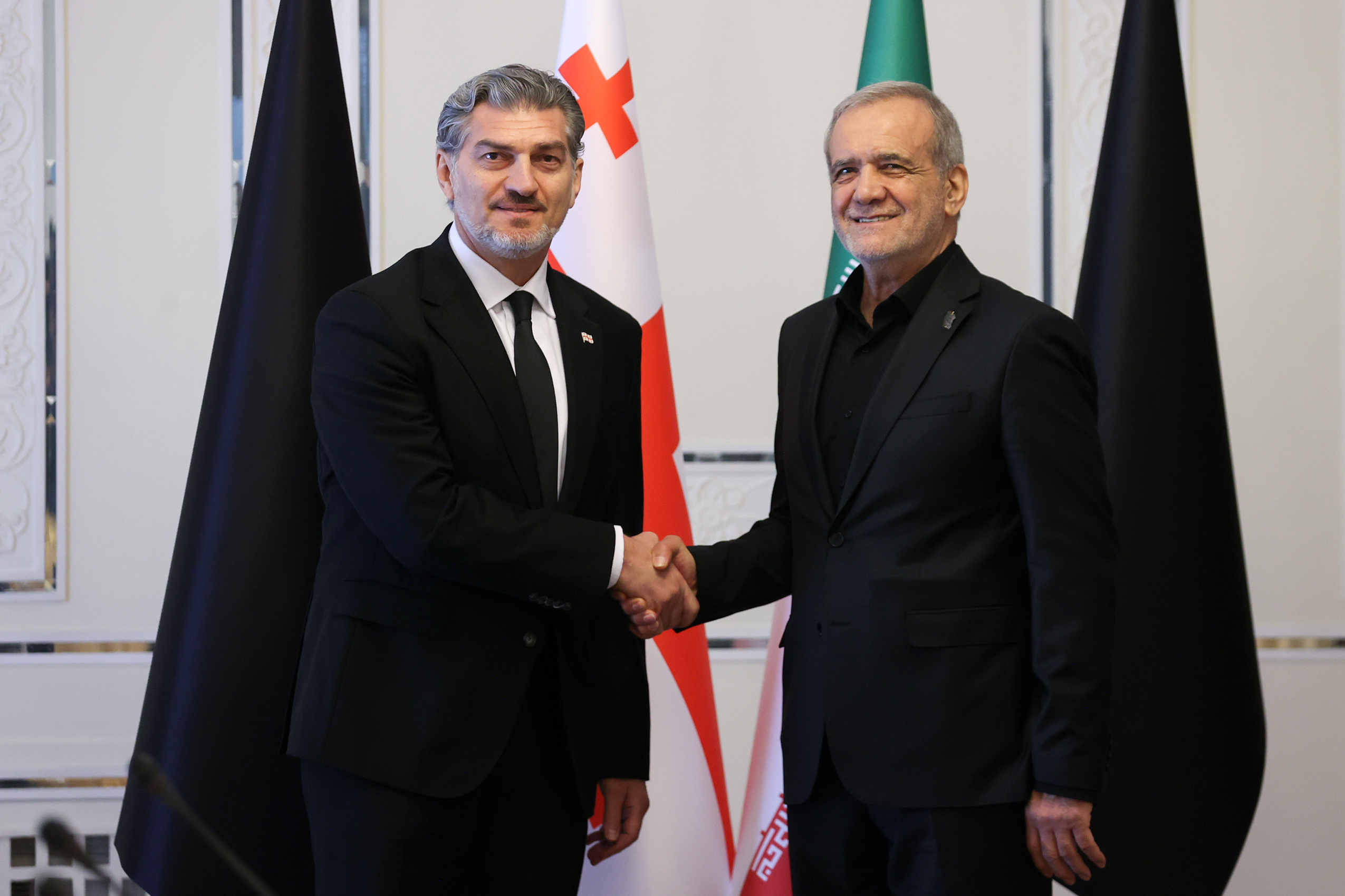 دکتر پزشکیان: دشمنان تصور می‌کردند با حمله نظامی ایران دچار فروپاشی می‌شود، اما اتحاد ملت ما بیشتر شد/ در برابر هیچ زورگویی سر خم نخواهم کرد/فرصت بسیار مناسبی برای توسعه روابط ایران و گرجستان فراهم است/میخائیل کاولاشویلی: مشتاق رفع موانع توسعه روابط با ایران هستیم/ پیوندهای تاریخی دو ملت زمینه‌ساز گسترش همکاری‌هاست