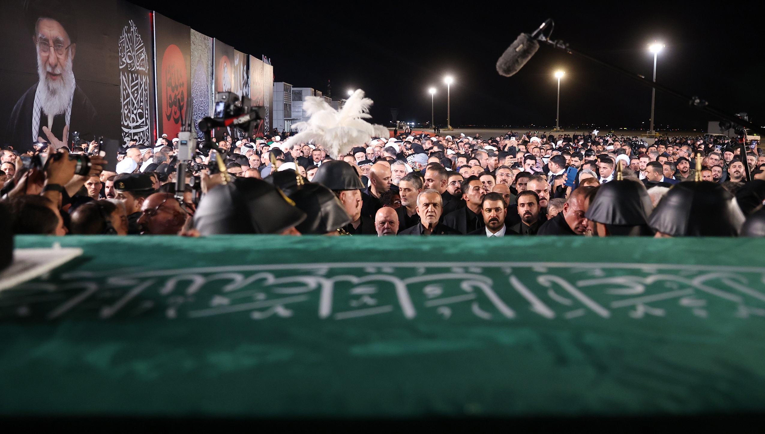 آیین رسمی استقبال از پیکر مطهر رهبر عظیم‌الشأن انقلاب اسلامی در عراق برگزار شد
