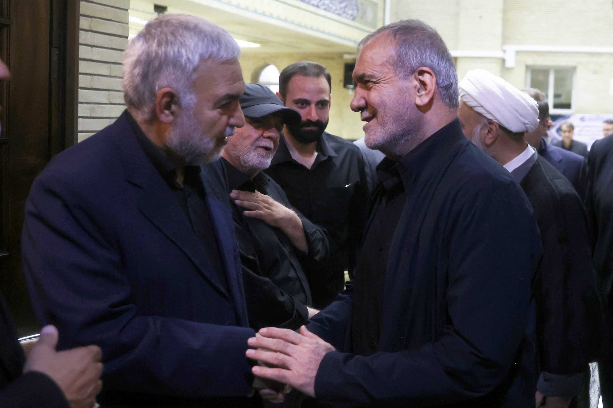 حضور دکتر پزشکیان در مراسم ختم پدر دکتر محمدباقر ذوالقدر
