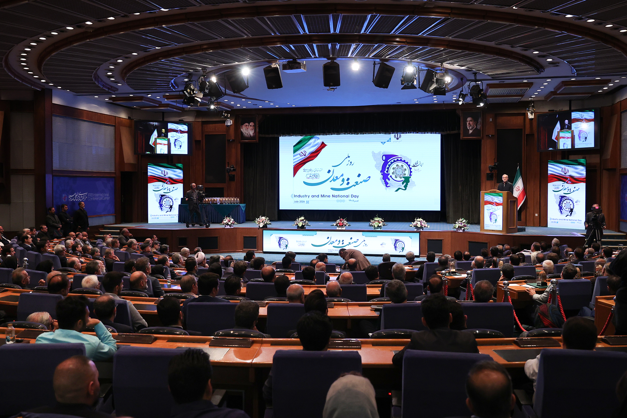 دستاوردهای کشور در شرایط دشوار، حاصل همدلی مردم و ایستادگی صنعتگران است/ دولت خود را متعهد به رفع موانع تولید و حمایت از صنعتگران می‌داند
