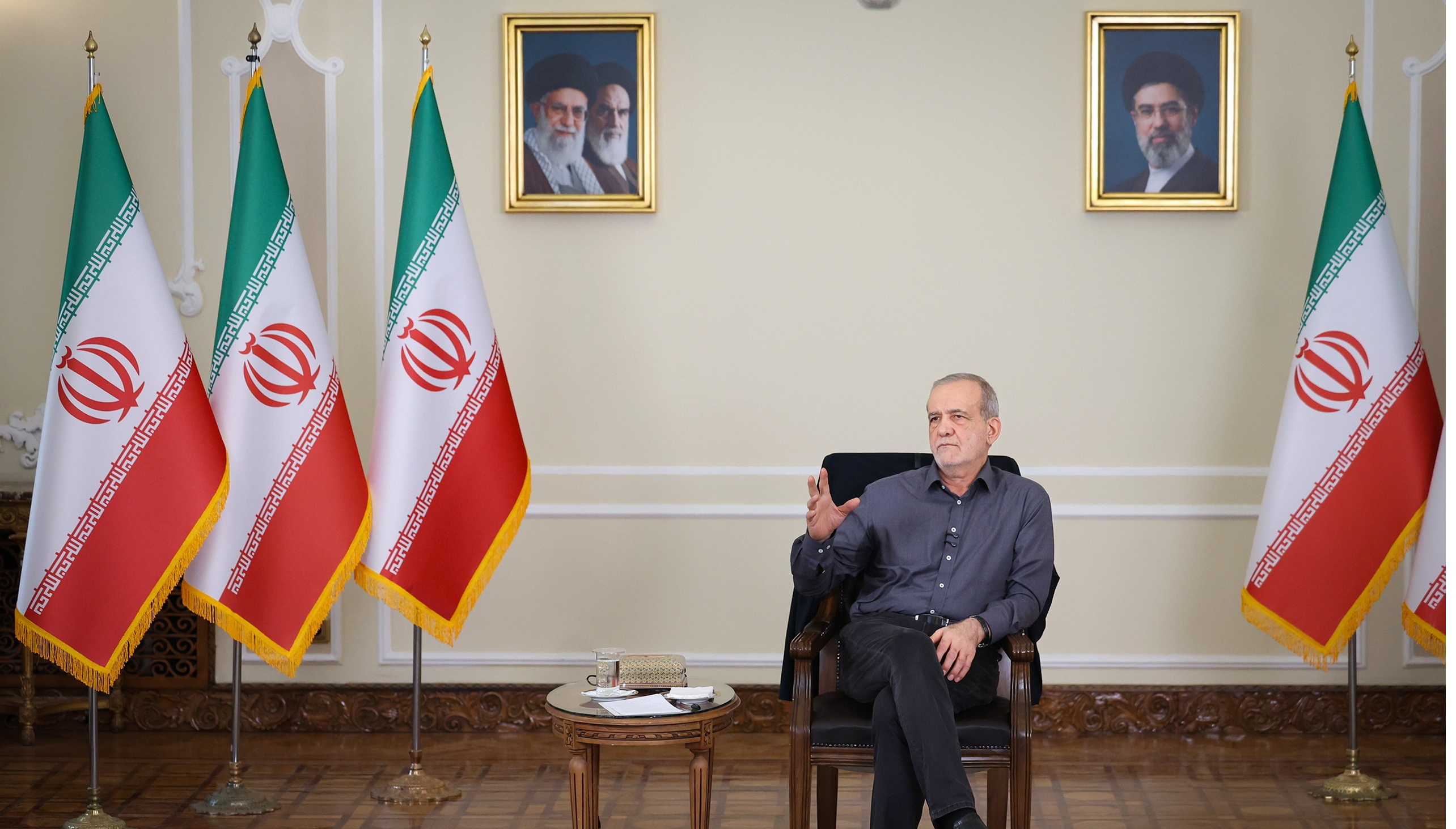 دکتر پزشکیان: هیچ دولتی به اندازه دولت وفاق ملی در مسیر سیاست‌های رهبری حرکت نکرده است/ روابط با همسایگان بهبود یافته و اختلافی میان دولت و نیروهای مسلح وجود ندارد/ خدمت بی‌منت و مشارکت مردمی، پایه حل مشکلات کشور است
