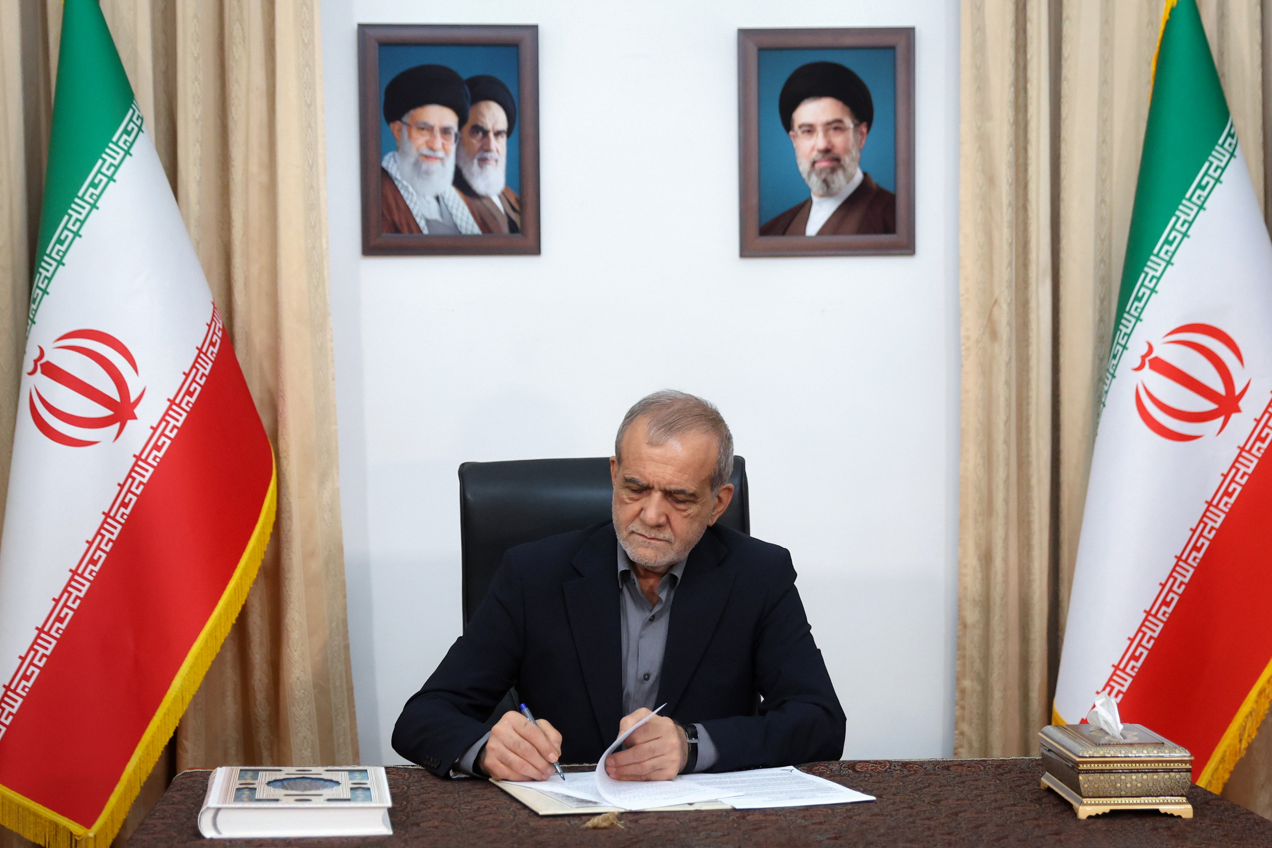 پیام تبریک رئیس‌جمهور به سردار دریادار پاسدار علی عظمایی
