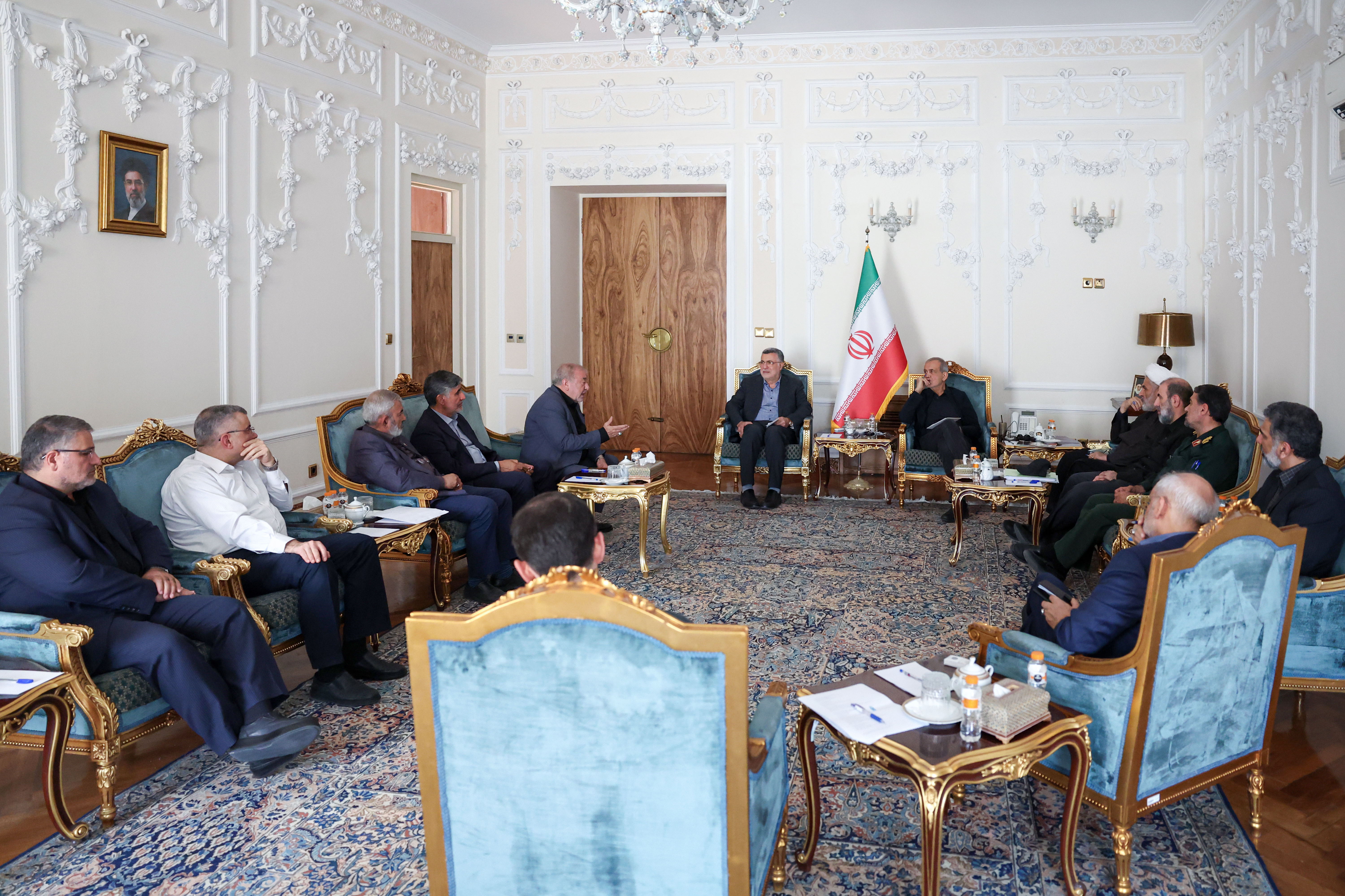 ایجاد مراکز تحقیقاتی باید براساس عملکرد و مأموریت‌ها باشد/ در همراه‌سازی نهادها با مردم از نگاه سیاسی و حزبی پرهیز شود/ اقشار آسیب‌پذیر اولویت نخست مسئولان حوزه سلامت هستند

